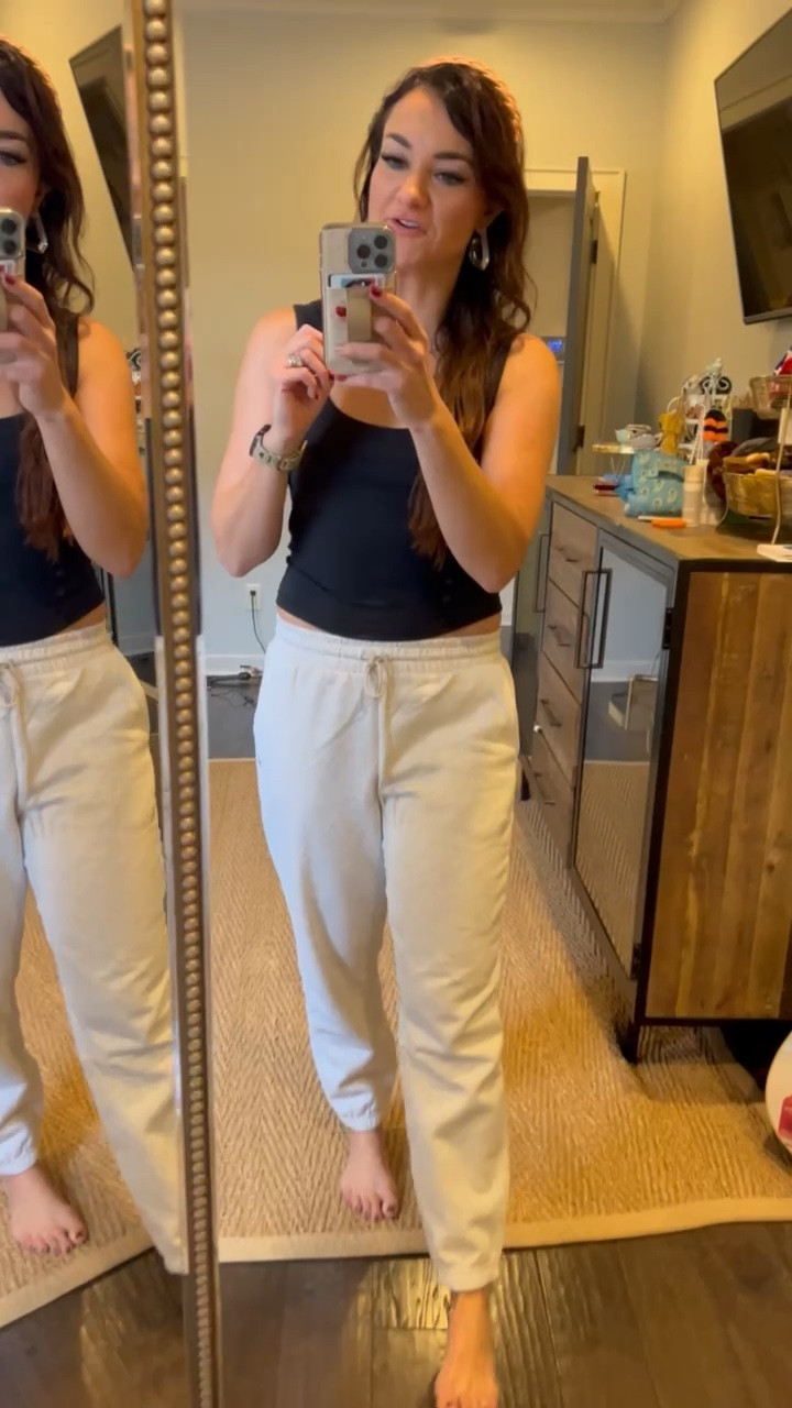 Fabletics loungewear // activewear // Holiday outfits // Christmas // gift guide // Athleisure set // gift ideas for her // Kendra Scott 

#LTKfit #LTKstyletip #LTKHoliday