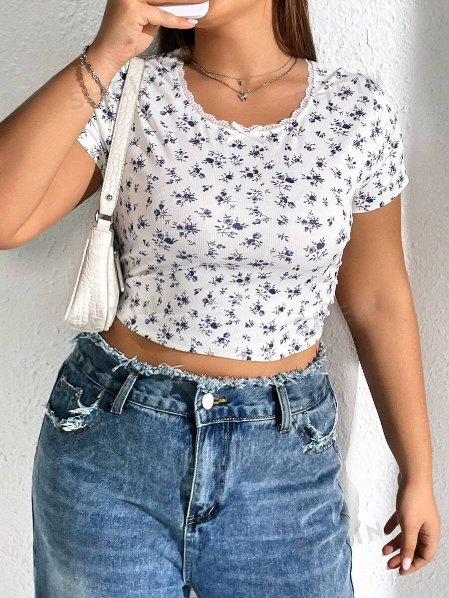 SHEIN EZwear Plus Ditsy Floral Print Lace Trim Crop Tee | SHEIN
