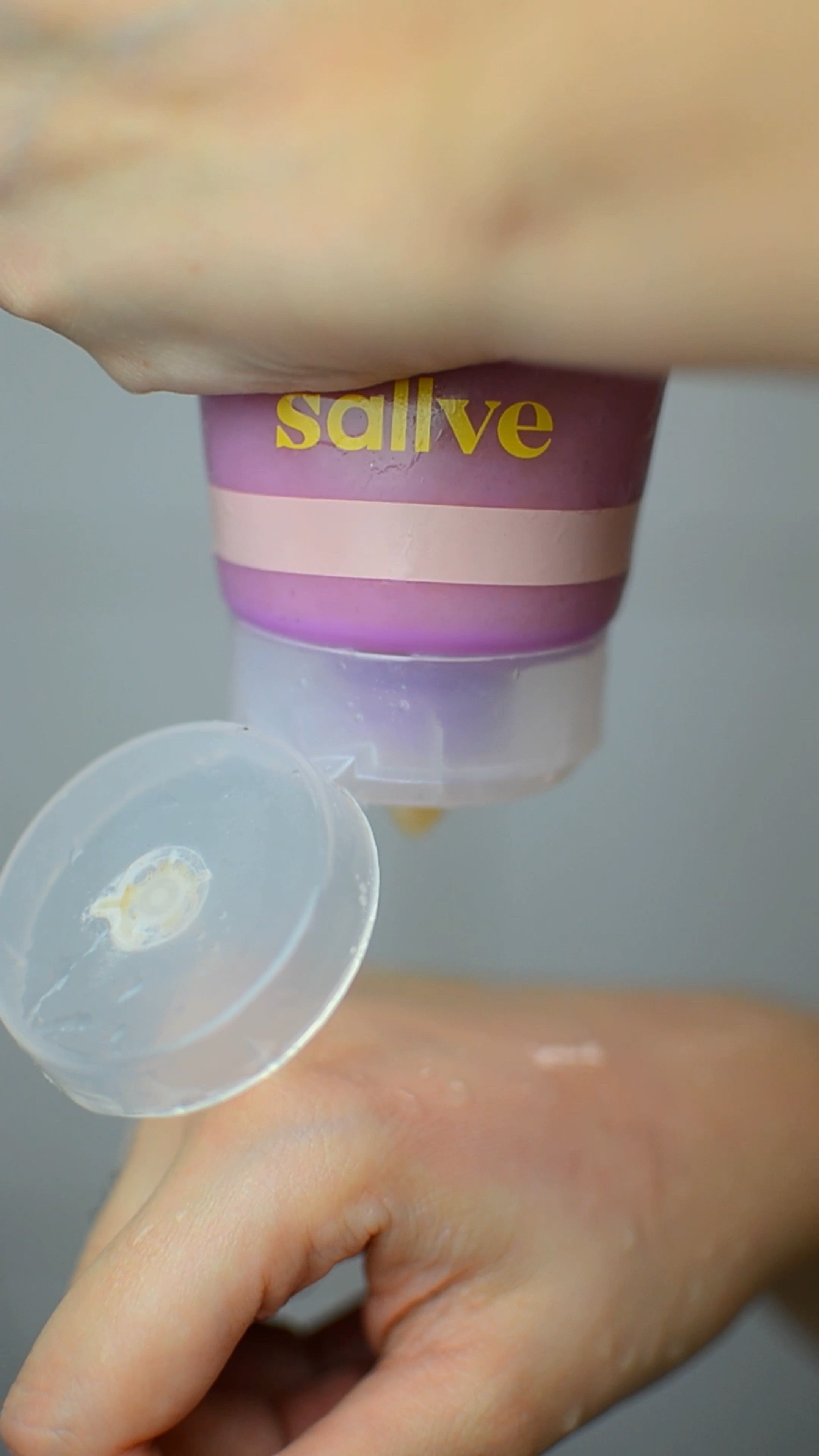 Toda delícia do Esfoliante Hidratante Corporal da Sallve, que eu estou completamente viciada.✨
Ele promove uma esfoliação física e química sem machucar ou sensibilizar a pele, renovando e hidratando a pele durante o banho. Possui partículas vegetais e uma ação hidratante incrível, durante o processo de esfoliação, a sensação é de que suas partículas esfoliantes liberam um óleo corporal, que deixa a textura da pele ultra macia, além claro, de trazer uma sensação e toque confortável e muito relaxante. 
Possui ácido lático, manteiga de karité, phytoesqualano, óleo da semente de rícino, óleo de abacate, e é um produto para usar de inverno a verão, que vai trazer renovação, hidratação e maciez a pele, e claro, proporcionar aquele banho relaxante.
.
.
.
#sallve #esfoliantecorporal #esfoliantesallve