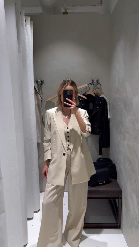 Store visit to Allsaints 🖤 #minimalstyle #springsummerstyle #allsaintsstyling #neutralstyle 