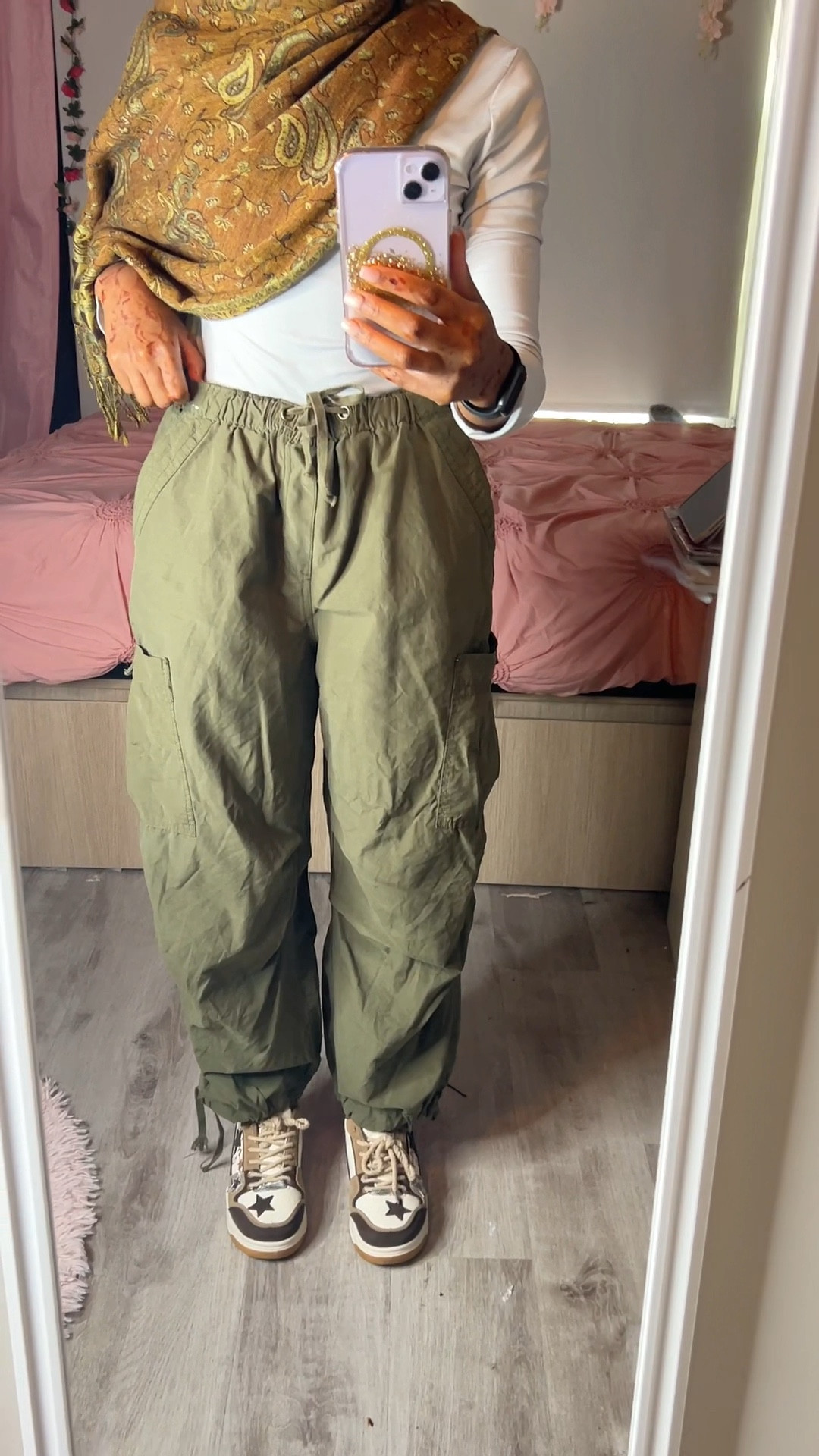 Neutral Colour Outfit 

Green Cargo Pants

Brown & Olive Pashmina

Brown Star Shoes 