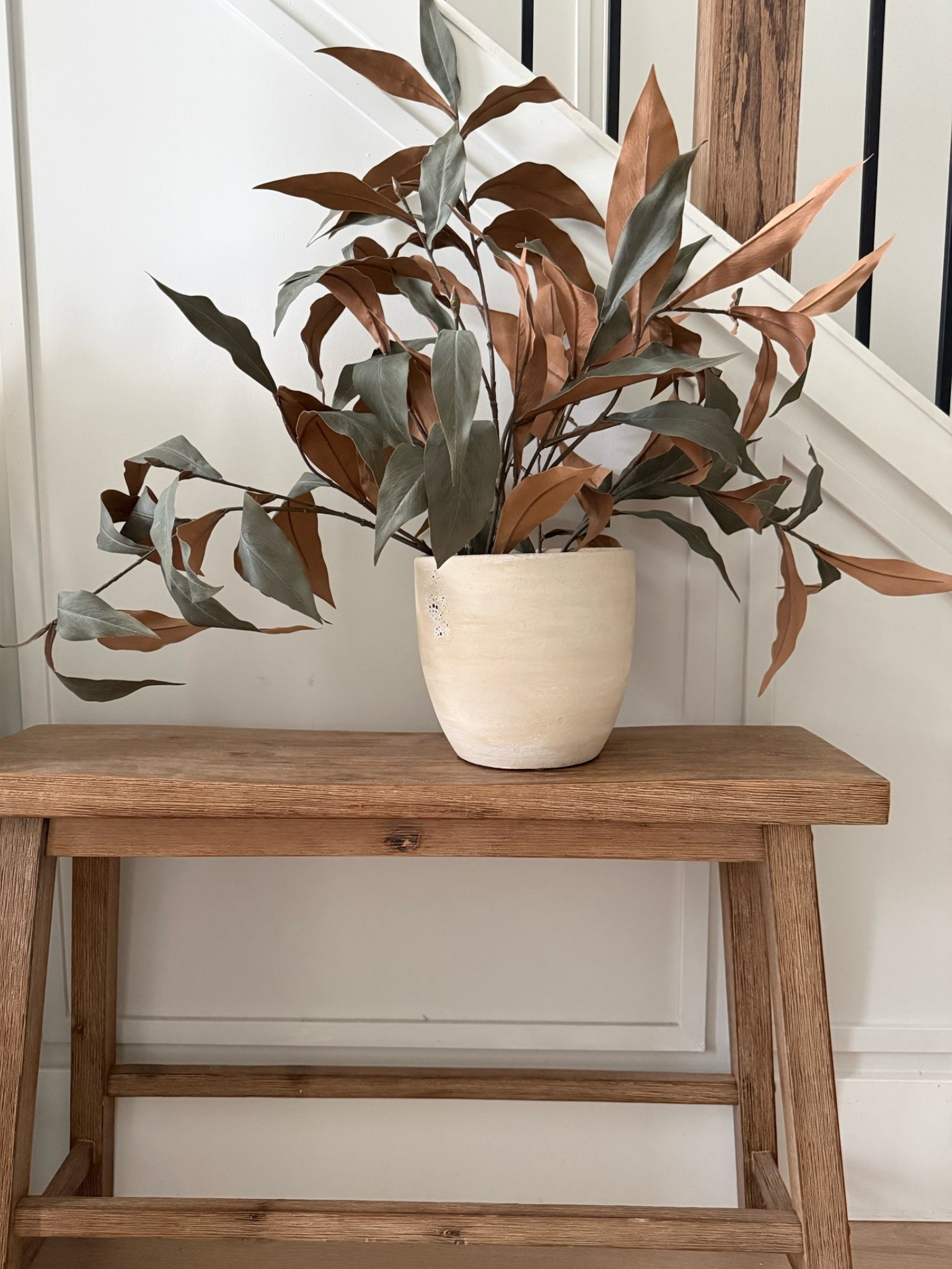A simple statement…this is one of my favorite benches. So versatile! Currently alongside my staircase🤎
Fall styling 
Fall home