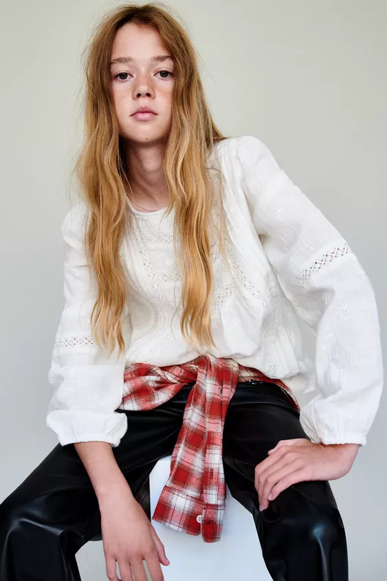 Shirt with a round neck and long sleeves with elasticated cuffs. Teardrop closure with a button a... | Zara US