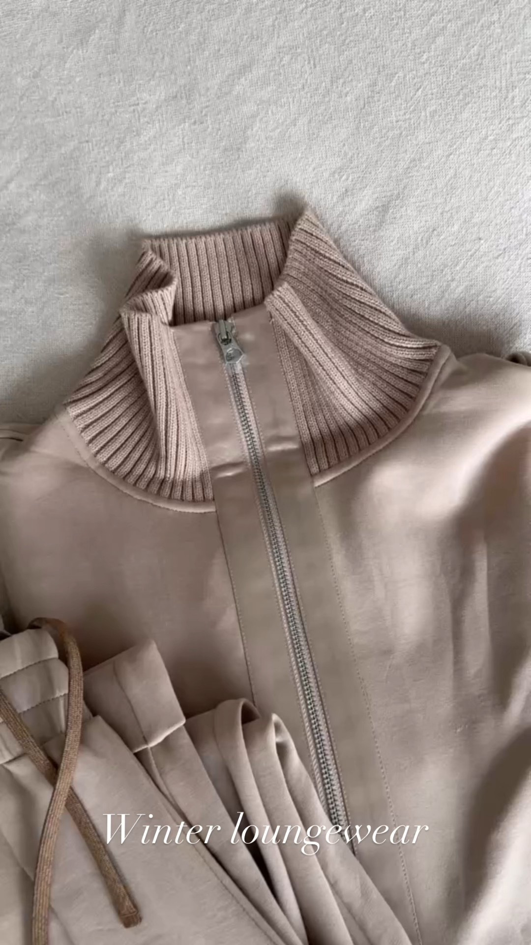 The most comfortable Varley lounge set.

#zippersweatshirt
#sweatpants
#athleisure
#matchingset
#walkingoutfit

#LTKStyleTip #LTKFitness


#LTKgrwm #LTKfitnessgoals #LTKootd