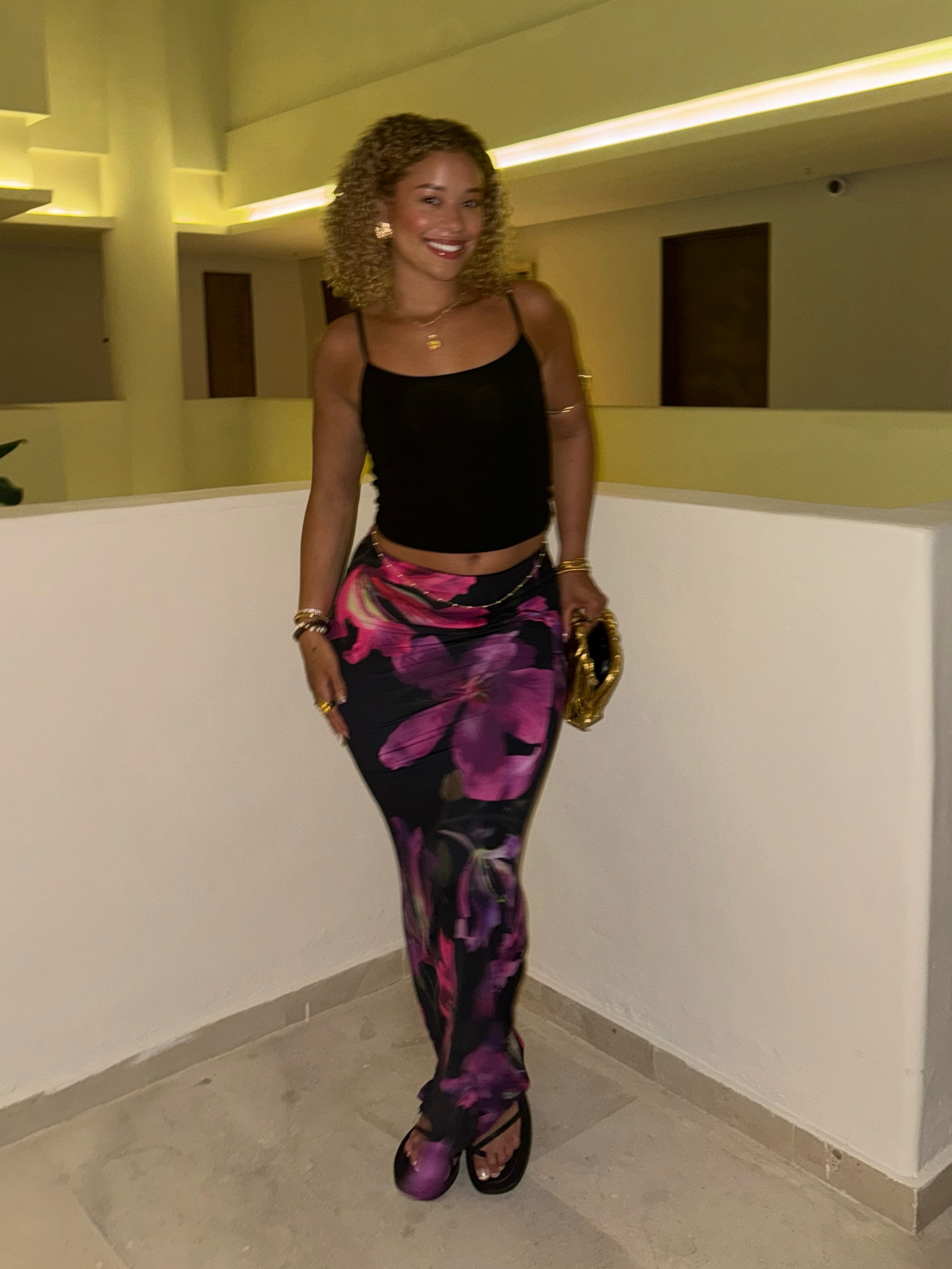 top: medium 
Bottom: size 6 
Shoes: 10

skirt is from white fox but linked one similar!