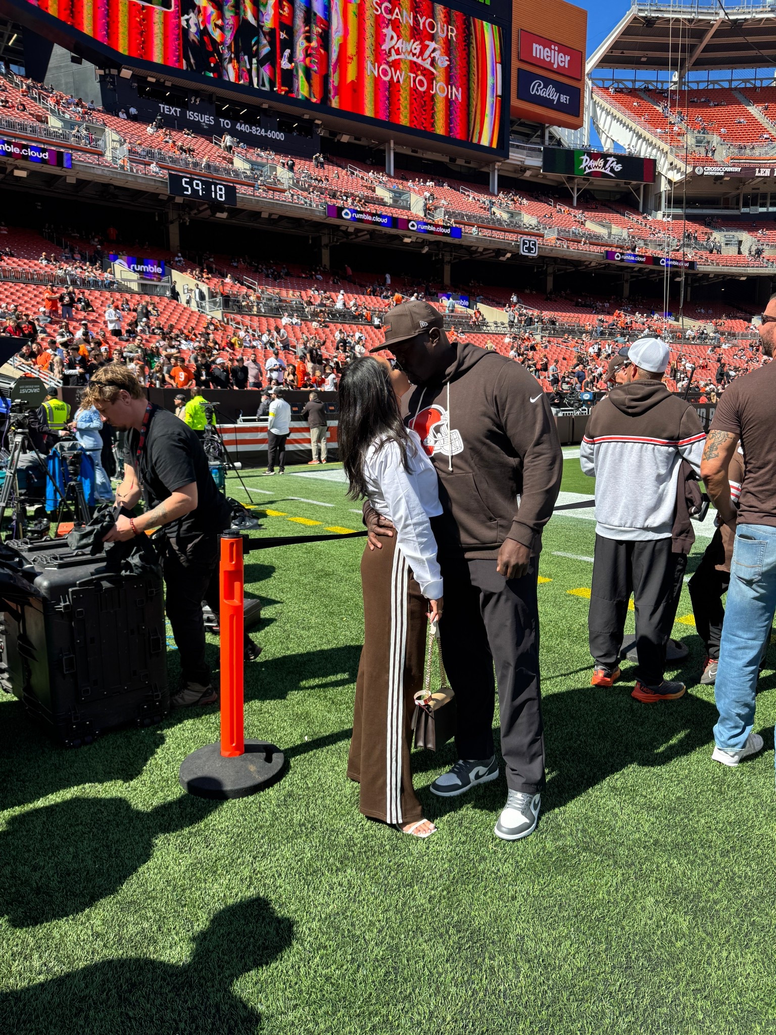 Game Day Look 

Pants: XS (they run big)
Top: SM
Shoes: 9 (true to size) 

#commense 

#LTKFindsUnder100