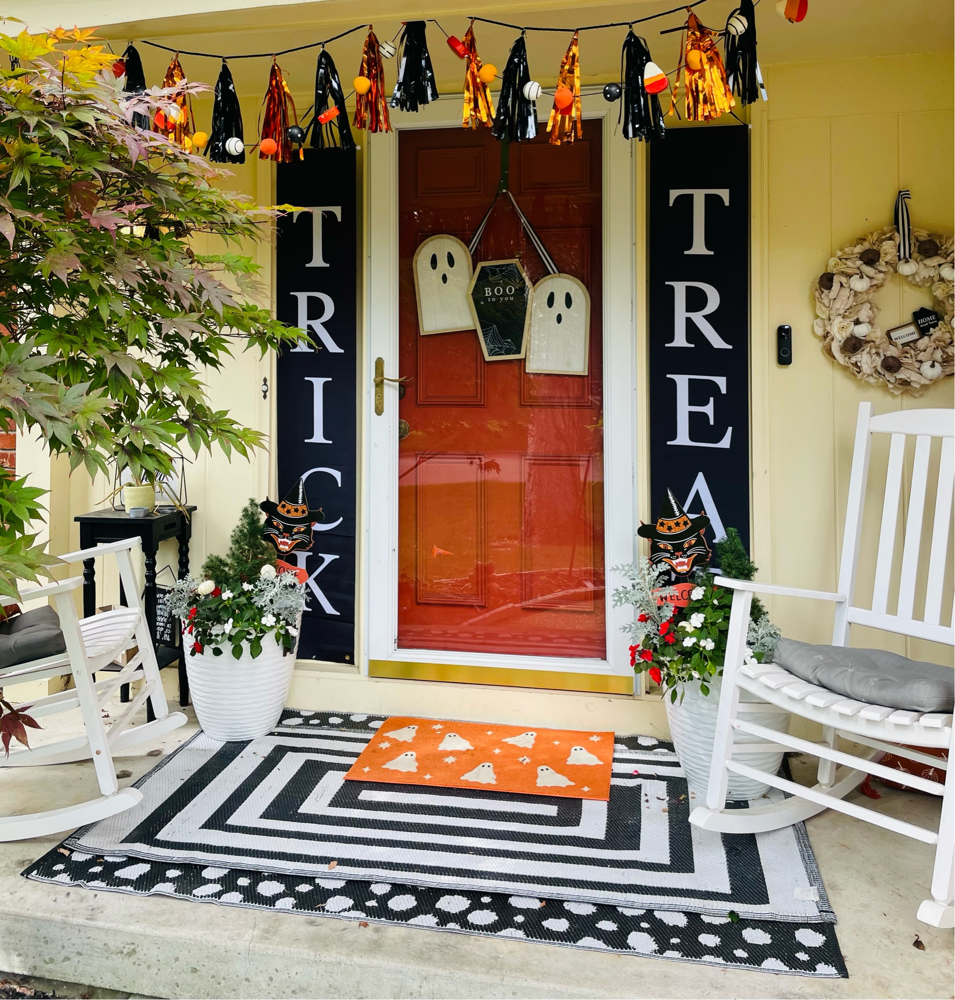 These door banners make it so easy to decorate your front porch 

Ad ✨Link is in my bio to LTK 

#porchdecor #halloweendecor #halloween #rugs #halloweenrug

#LTKhome #LTKsalealert #LTKstyletip