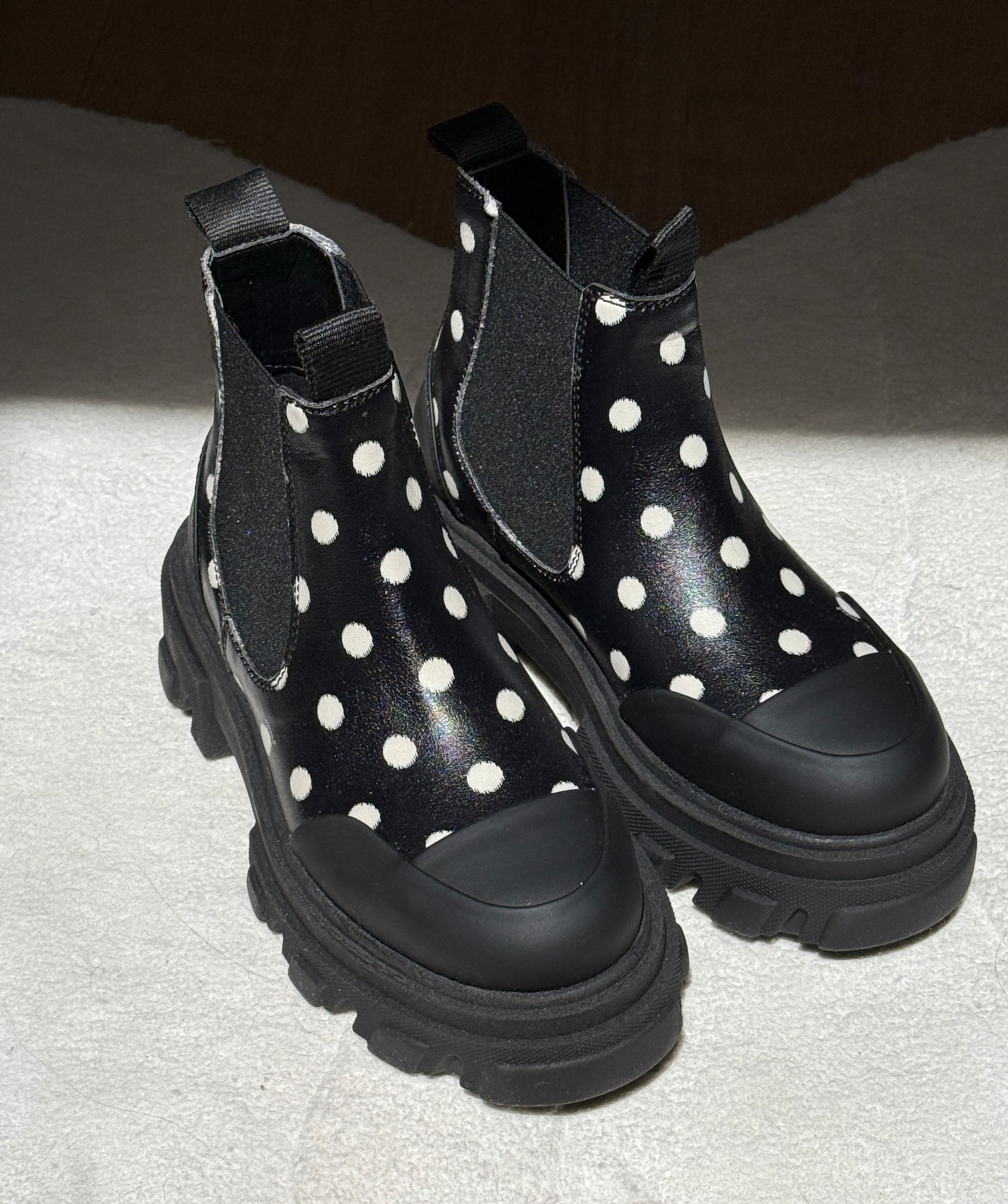 polka dot boots 🖤

polka dots | polka dot shoes | black & white polka dot boots | polka dot chelsea boots | black chelsea boots | black polka dot boots | ganni boots | ganni polka dot boots | ganni chunky boots | 

#LTKgrwm #LTKootd #LTKSeasonal