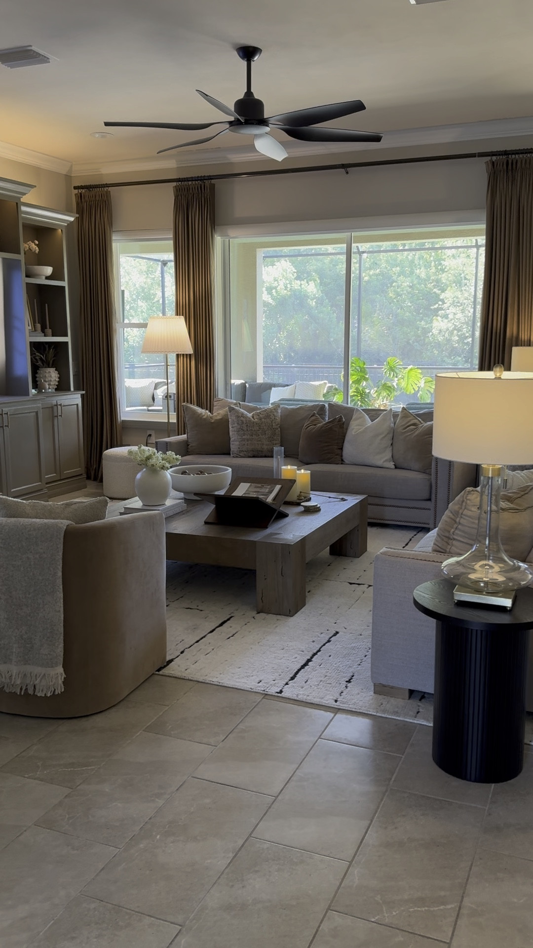 Living room refresh! Don’t get me wrong, I loved the rug we had in here before, but it was not holding up well. Also, after I painted our built-ins, I was wanting to bring in a little more white/off-white/ivory for contrast. I know you’re probably thinking I’m crazy for getting a light colored rug, but it is wool and it cleans up very well. My dog has thrown up on it three times already and there’s not even a stain.😅
I highly recommend a wool rug for high trophic areas! 