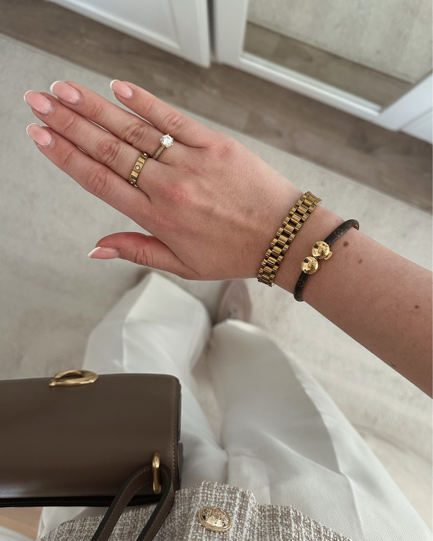 Monochrome spring outfit 🦢

H&M top, cropped top, bouclé top, wide leg trousers, white trousers, Loro Piana, beige loafers, beige mules, Coach bag, Louis Vuitton bracelet, historic mini monogram bracelett