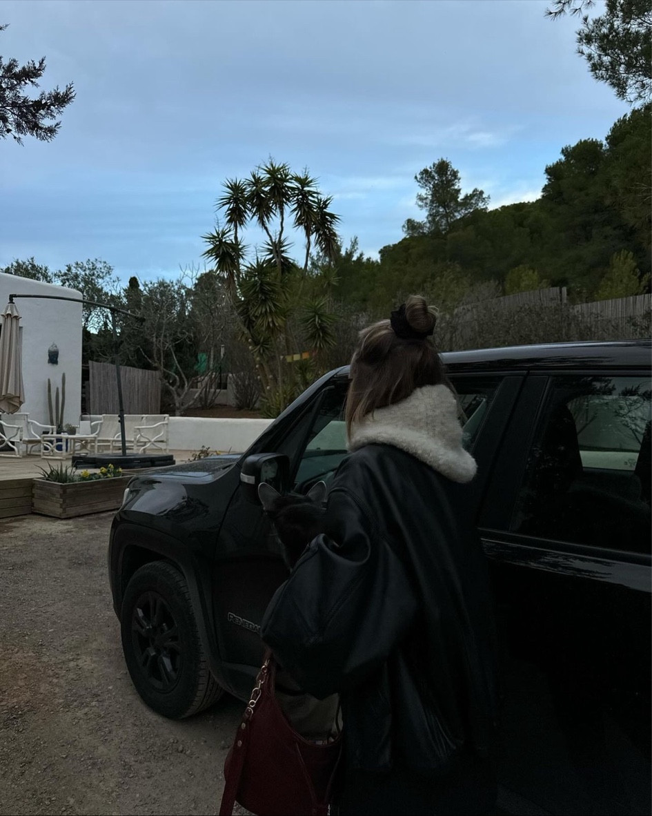 Cagoule douce blanche, cagoule Bash écru, bomber en cuir noir, manteau bomber noir 

#LTKstyletip #LTKSeasonal