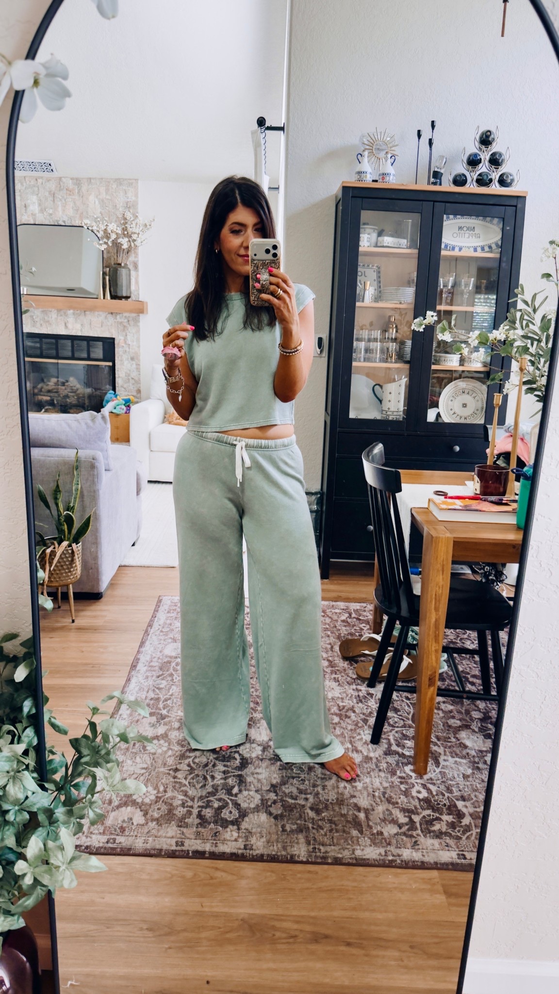 In a medium top and medium tall bottoms 

#LTKTall #LTKOver40 #LTKMidsize