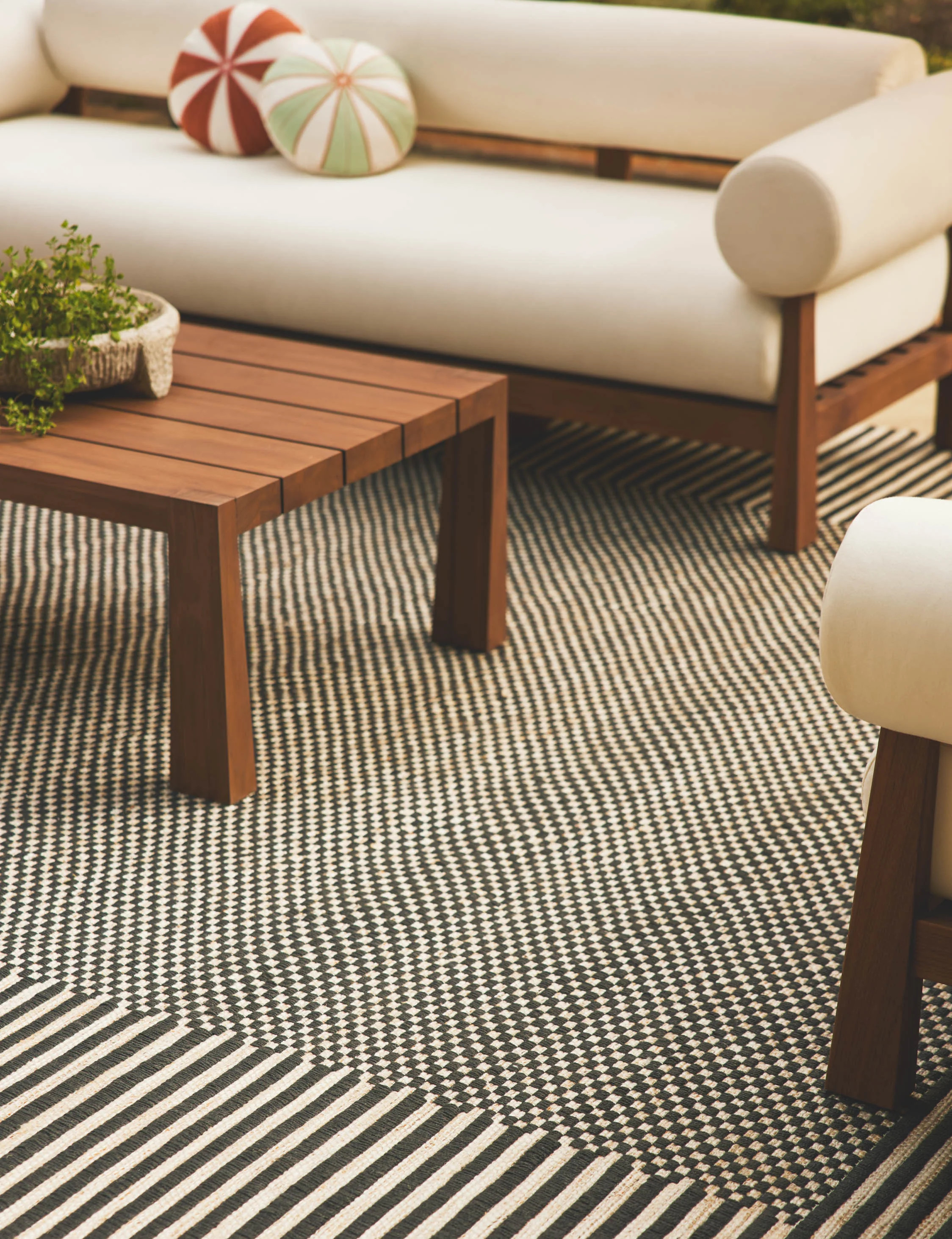 Lavinia Handwoven Indoor / Outdoor Rug 2' x 3' | Lulu and Georgia 