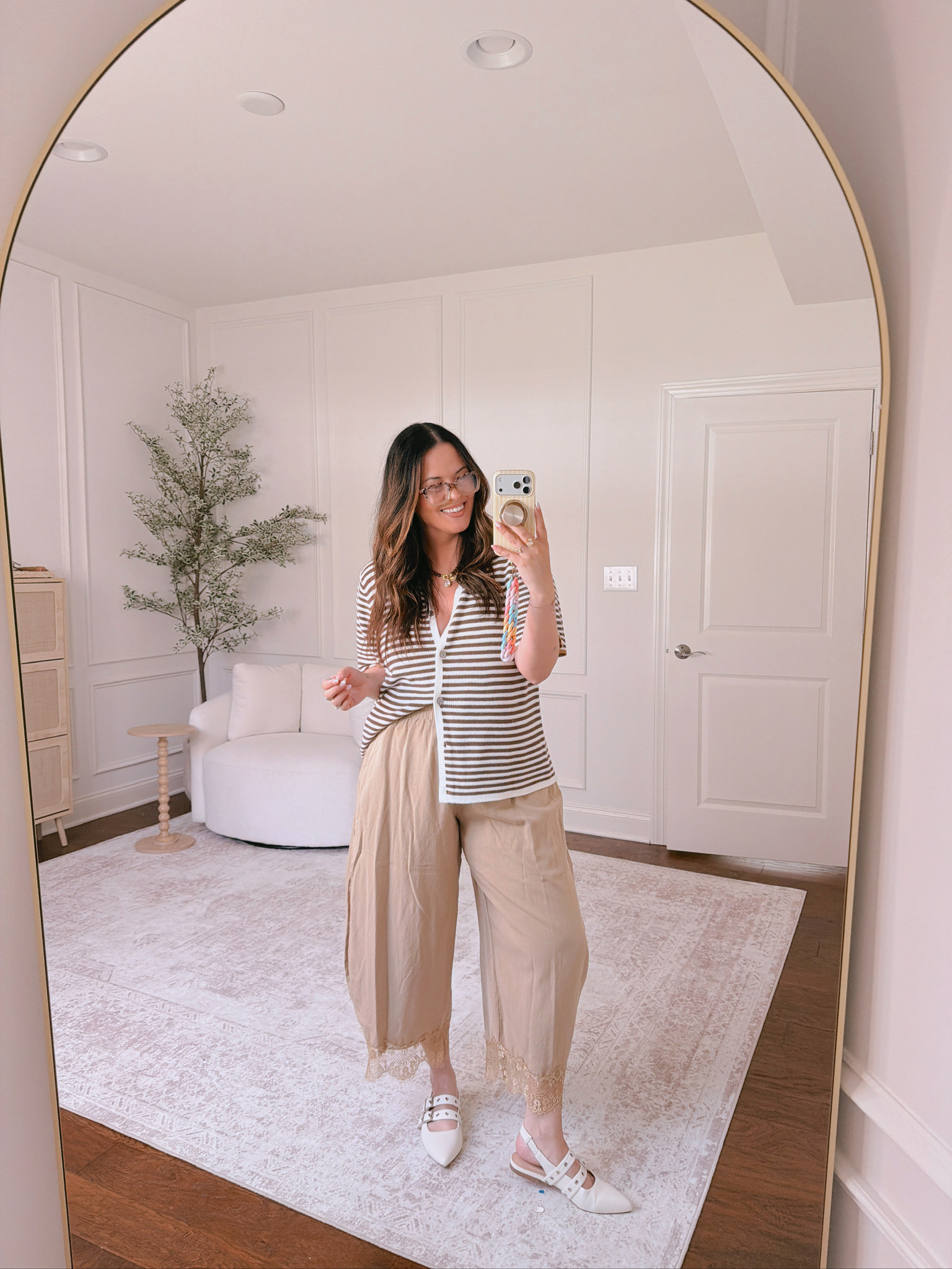 wearing a large in the top, XL in the bottoms 

 #LTKSeasonal #LTKMidsize