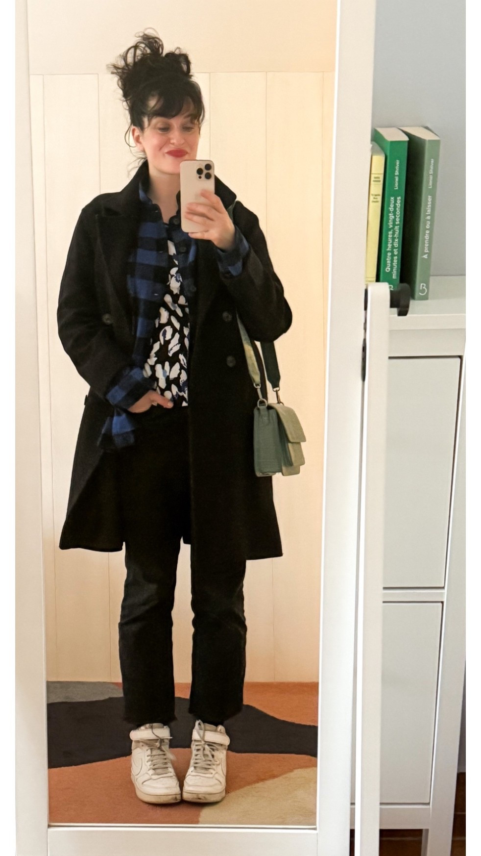 • Caban #pablo (similaire en lien)
• Top #bettybarclay
• Chemise en flanelle #lapasa 
• Jean noir #mango 
• Sac à main vert pâle #hvisk
• Baskets montantes #nike
• Rouge à lèvres #chanel

#LTKwinter #LTKeurope #LTKfrance