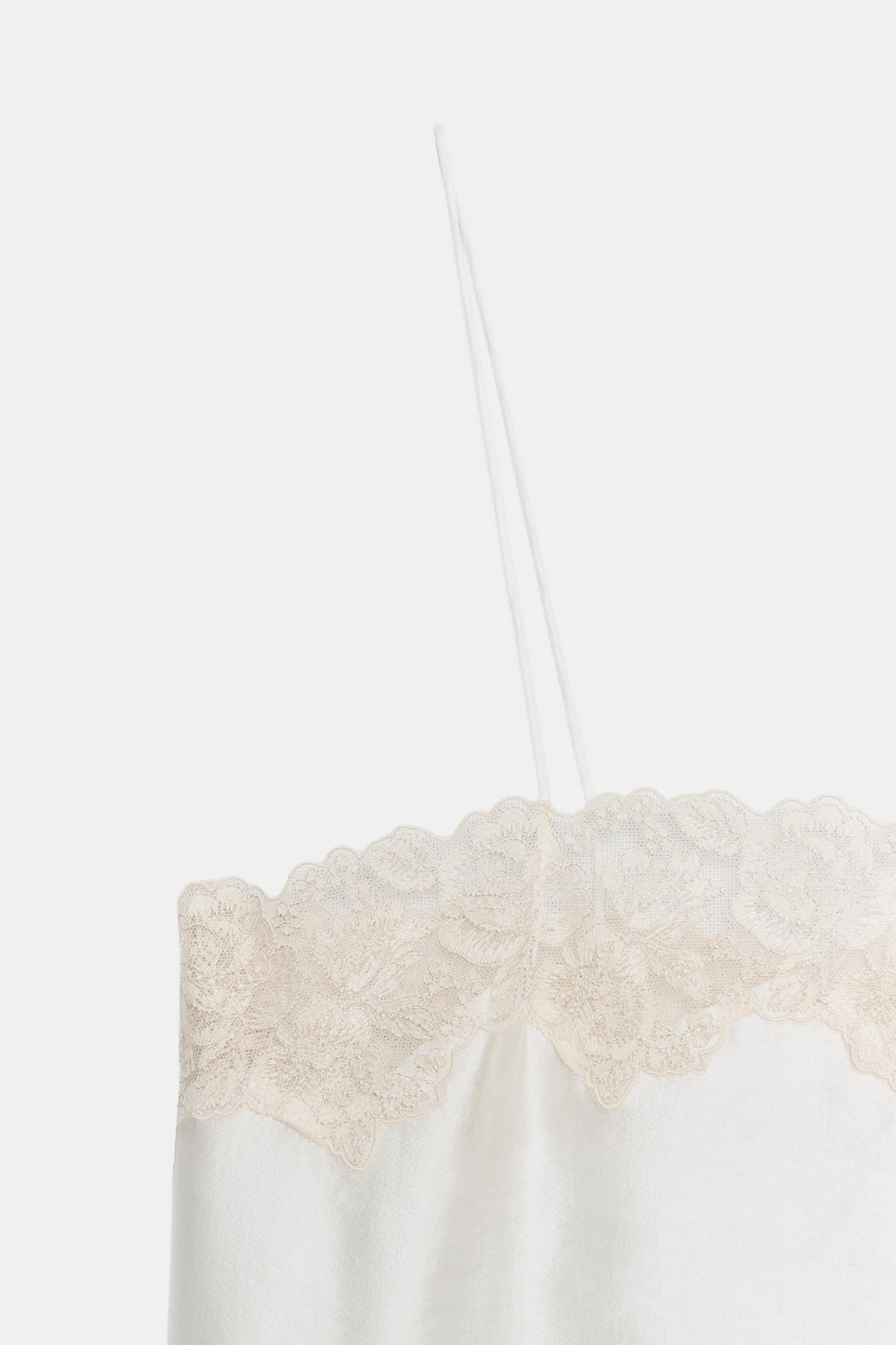 Model height: 178 cmZARA WOMAN COLLECTIONTop made from an 11% silk blend yarn. Featuring a straig... | Zara UK
