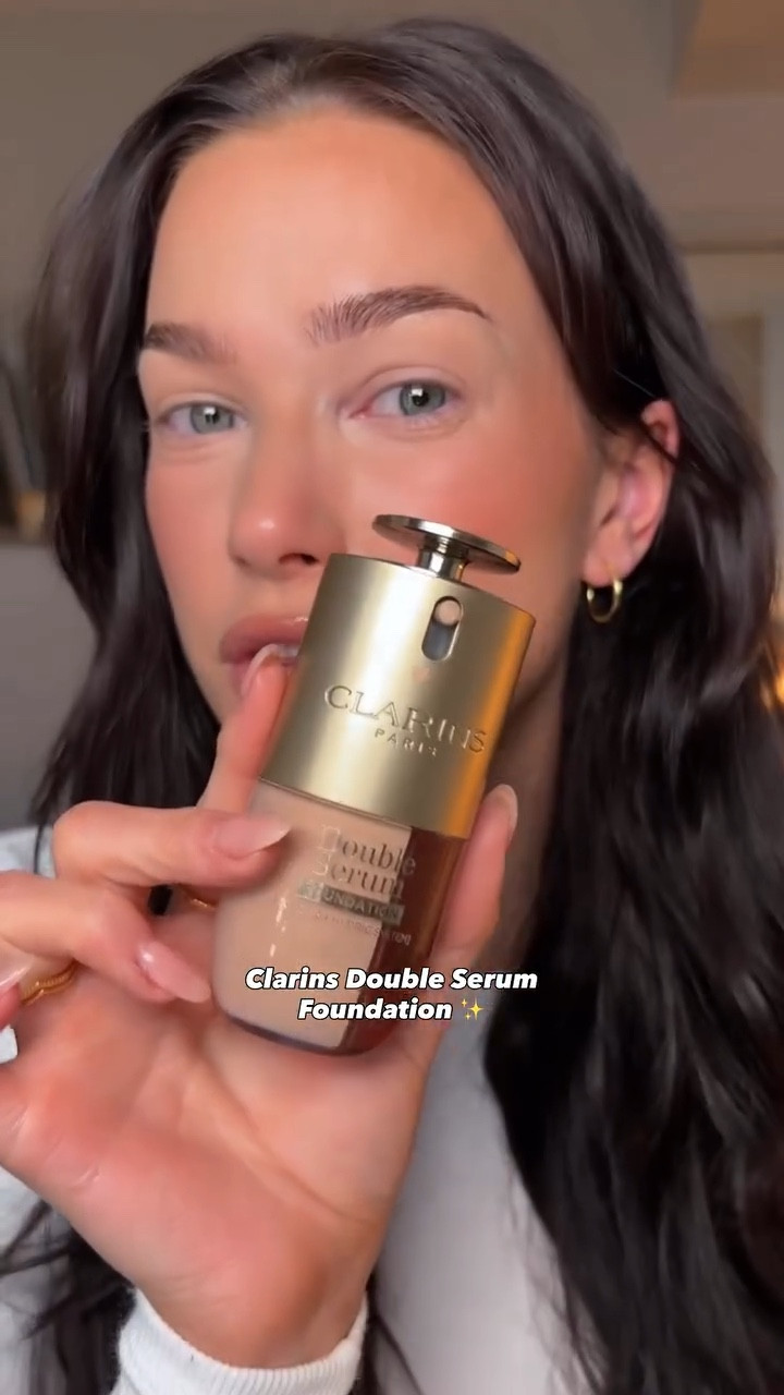 I don’t say this lightly… this IS worth the hype ✨
@clarinscanada really perfected the skincare + makeup hybrid with this customizable blend of foundation and their iconic Double Serum 🤩
Hydrating, fresh, dewy but not greasy/ oily feeling, and the coverage melts in so naturally. It’s giving your skin but better, like a real life filter! 

I’m wearing shade L4N if the new Double Serum Foundation 

#clarinsfoundation #clarinsdoubleserum #clarins  #foundationreview #baseroutine