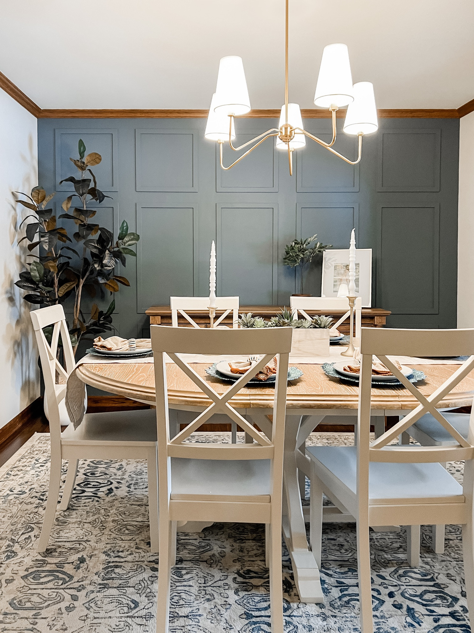 A picture perfect dining room with an accent wall that is a framer for sure! 

#accentwall #pictureframewall @decorbymorr #decorbymorr #diningroom #interiordesign

#LTKhome