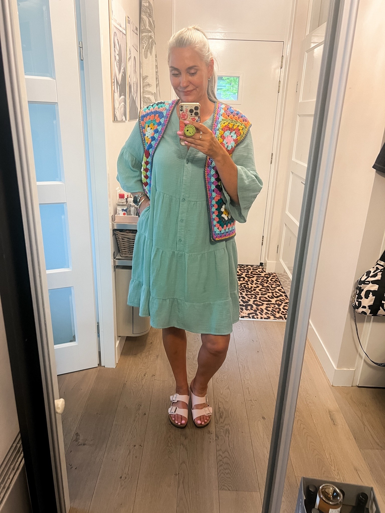 OOTD - Vrijdag. Een zeegroen mousseline jurkje (44) is perfect voor deze warme, benauwde dag. Het gehaakte gilet is handgemaakt (via Vinted) en daarbij roze Birkenstock sandalen.

#LTKnederlands #LTKeurope #LTKsummer