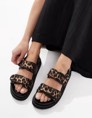 Schuh – Tiesha – Sandalen mit Fußbett und Leopardenmuster | ASOS | ASOS (Global)