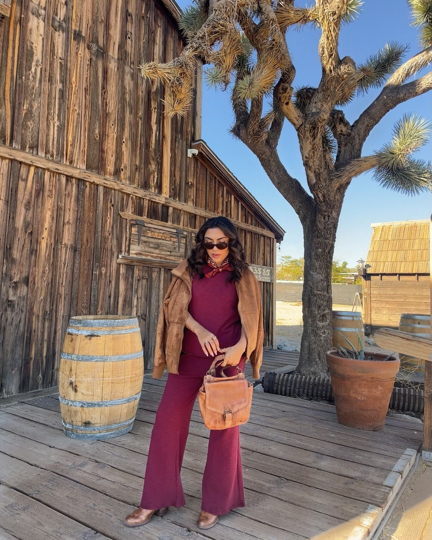 early fall vibes in the desert 🏜️✨🙂‍↔️🍂
—
scarf: @sezane 
burgundy pant set: @shoppinkblush 
suede bomber jacket: @asos 
boots & satchel bag: @bedstu