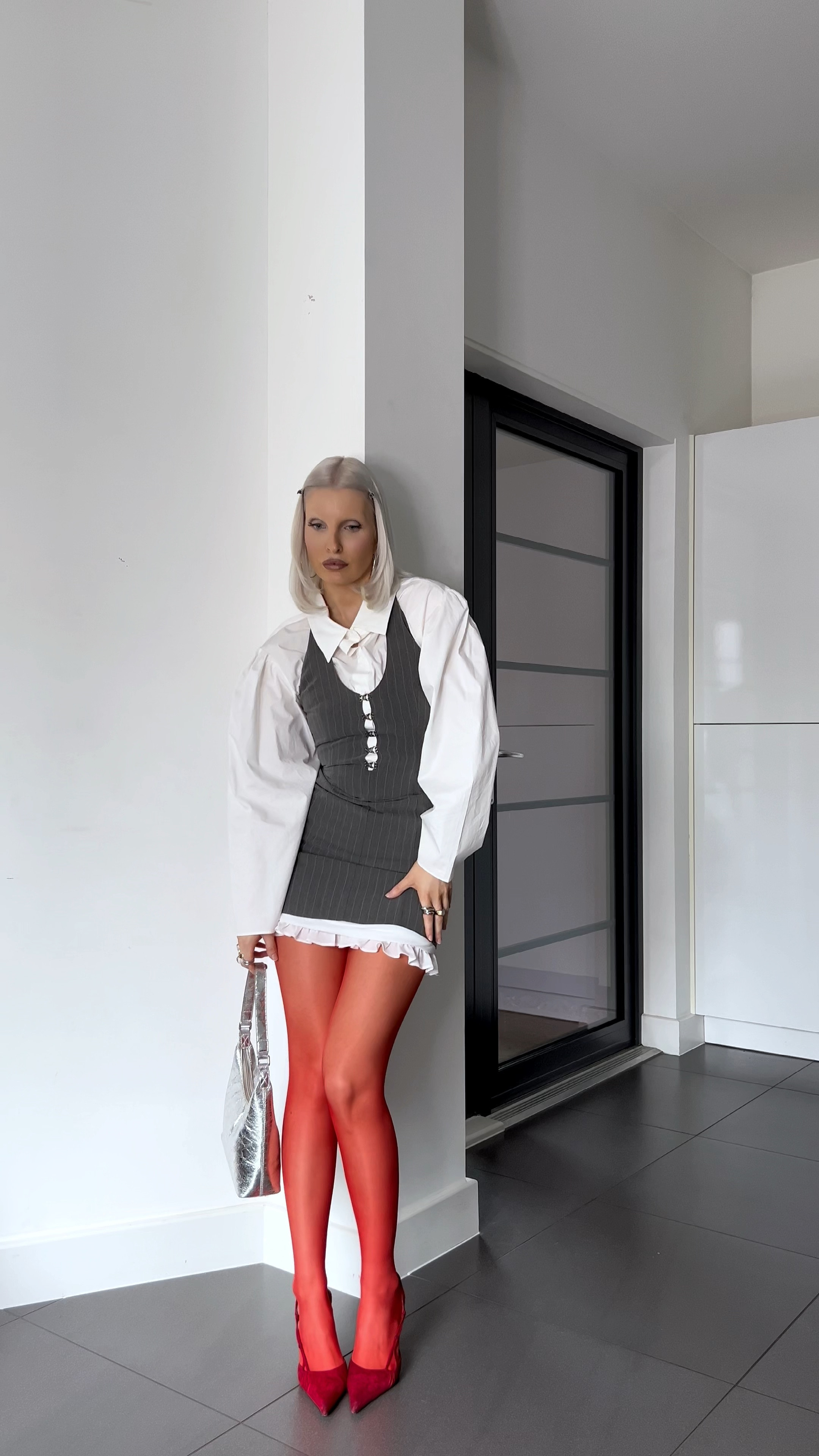 Brighten up your workwear this autumn with a pop of colour

Try adding colour through your hosiery or accessories, like these red tights 

#workwear #workoutfit #workdress #autumnoutfits #fallfashion