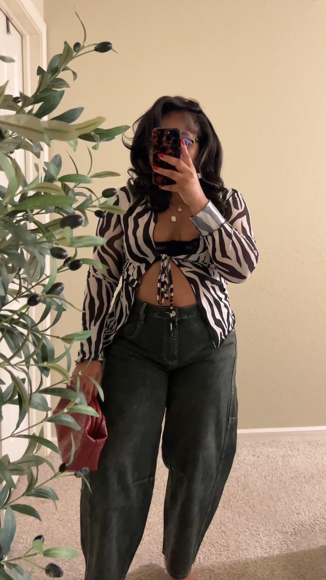 I love me a good pair of barrel jeans, and these dark olive ones from @Fashion Nova are perfect for fall. These are versatile, mid-section friendly, and the perfect mixture of comfy + stylish. 🦓🖤

Date nights, casual fridays at work, or even running errands… she’s THAT girl. 🤏🏾

Which look is your favorite?

#fashionnova #fashionnovajeans #barreljeans #curvygirlstyle #midsizefashion 

#LTKPlusSize #LTKStyleTip #LTKMidsize