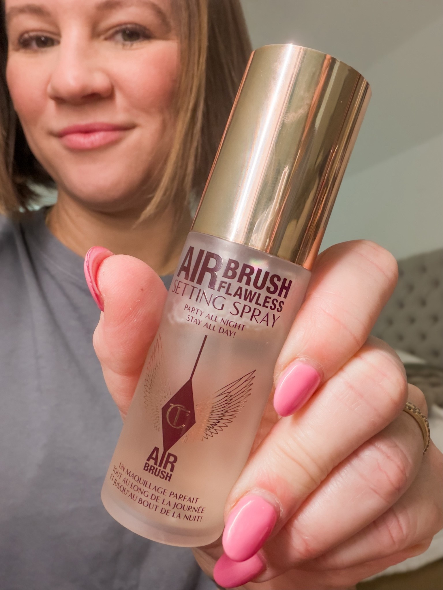 Makeup that actually stays 🙌🏼✨

This setting spray locks everything in and gives that smooth, airbrushed finish—no touch-ups needed 💗

From busy days to late nights… she’s not going anywhere 😉