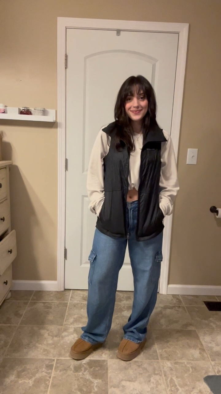 Baggy, High waisted cargo jeans 
Loose fitting 

Wearing size 4 