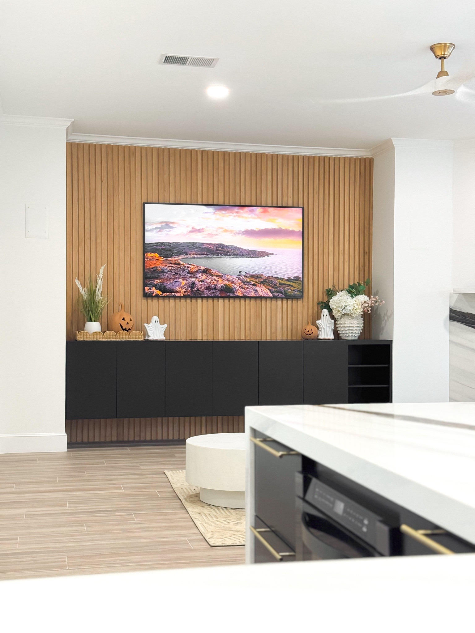 Our new 75” 4K Samsung The Frame tv was installed today.  Love the matte finish and Art Mode that makes it look like a painting when you’re not watching tv. 

#samsung #samsungus #tv #livingroom

#LTKHome