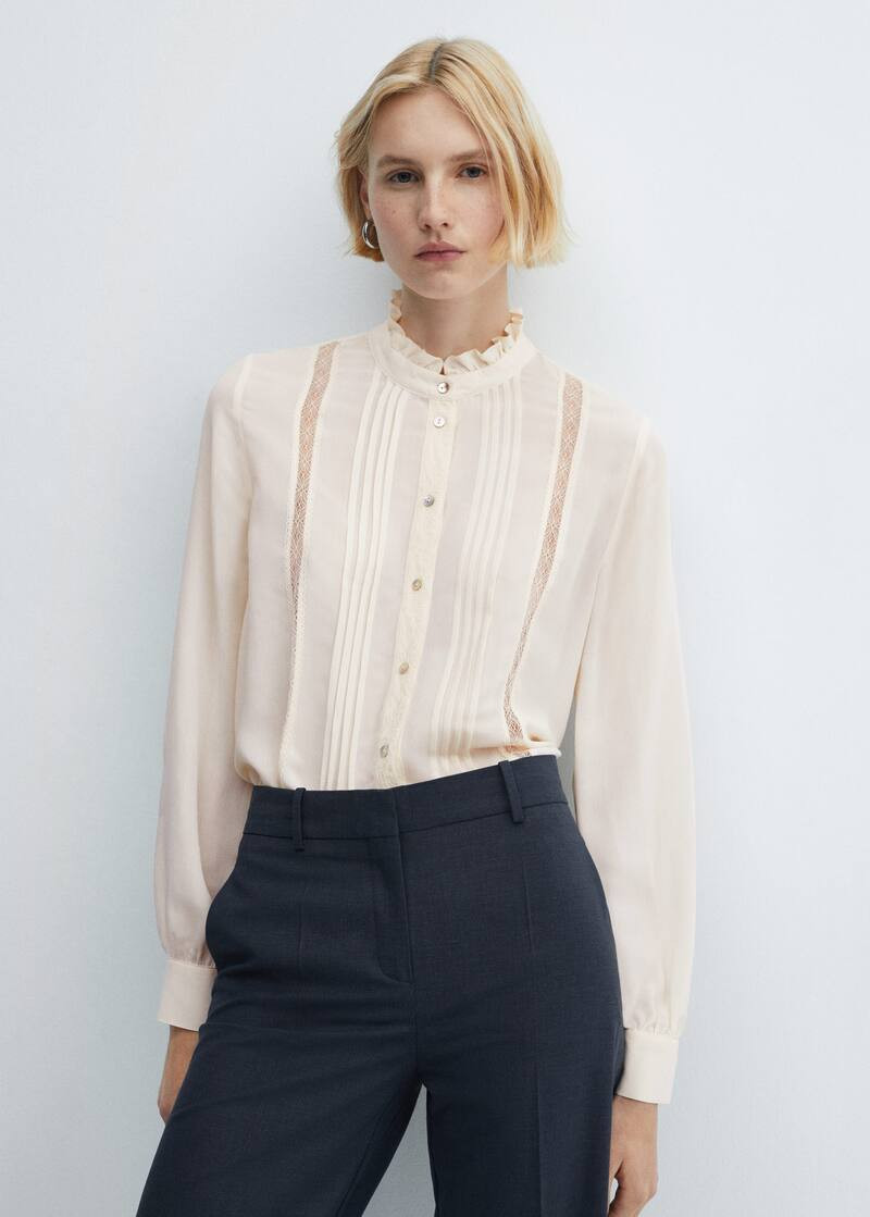 Blouse détails brodés -  Femme | Mango France | MANGO (FR)