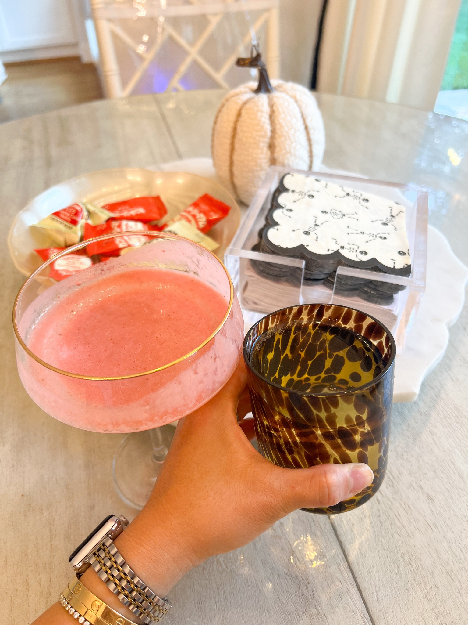 two drink kind of evening: homemade 🍓🍌 smoothie & sparkling water ✨
