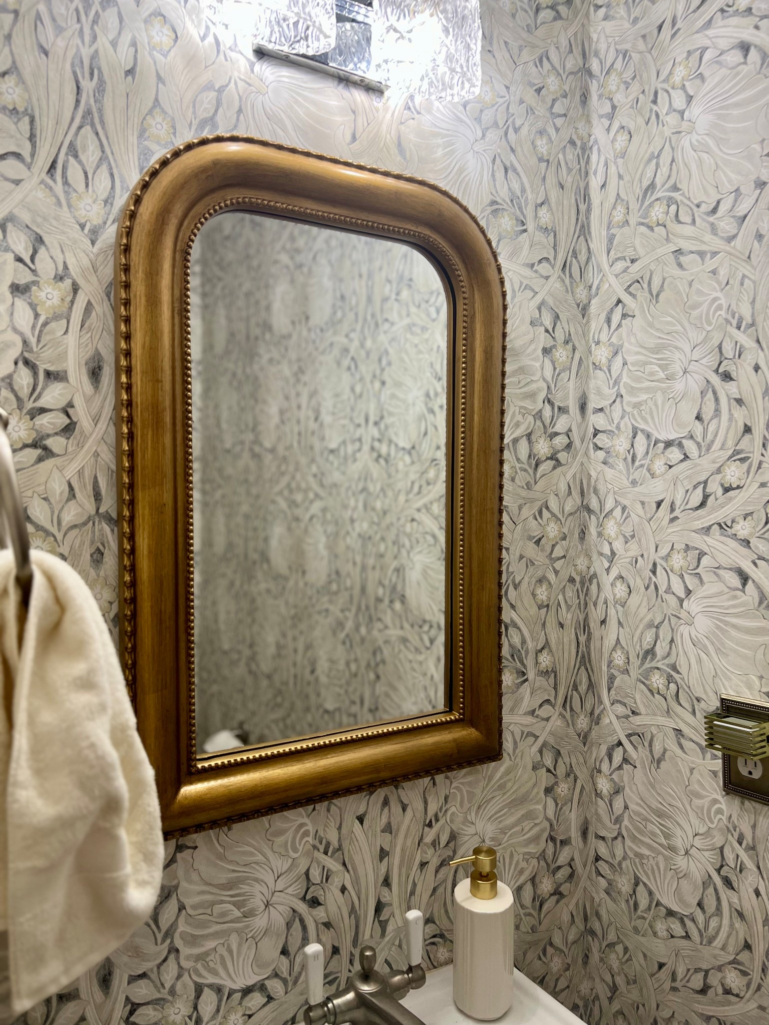 Mirror is finally up, nightlights and outlet covers installed ! #amazonhome #bathroom #founditonamazon

#LTKHome #LTKSeasonal