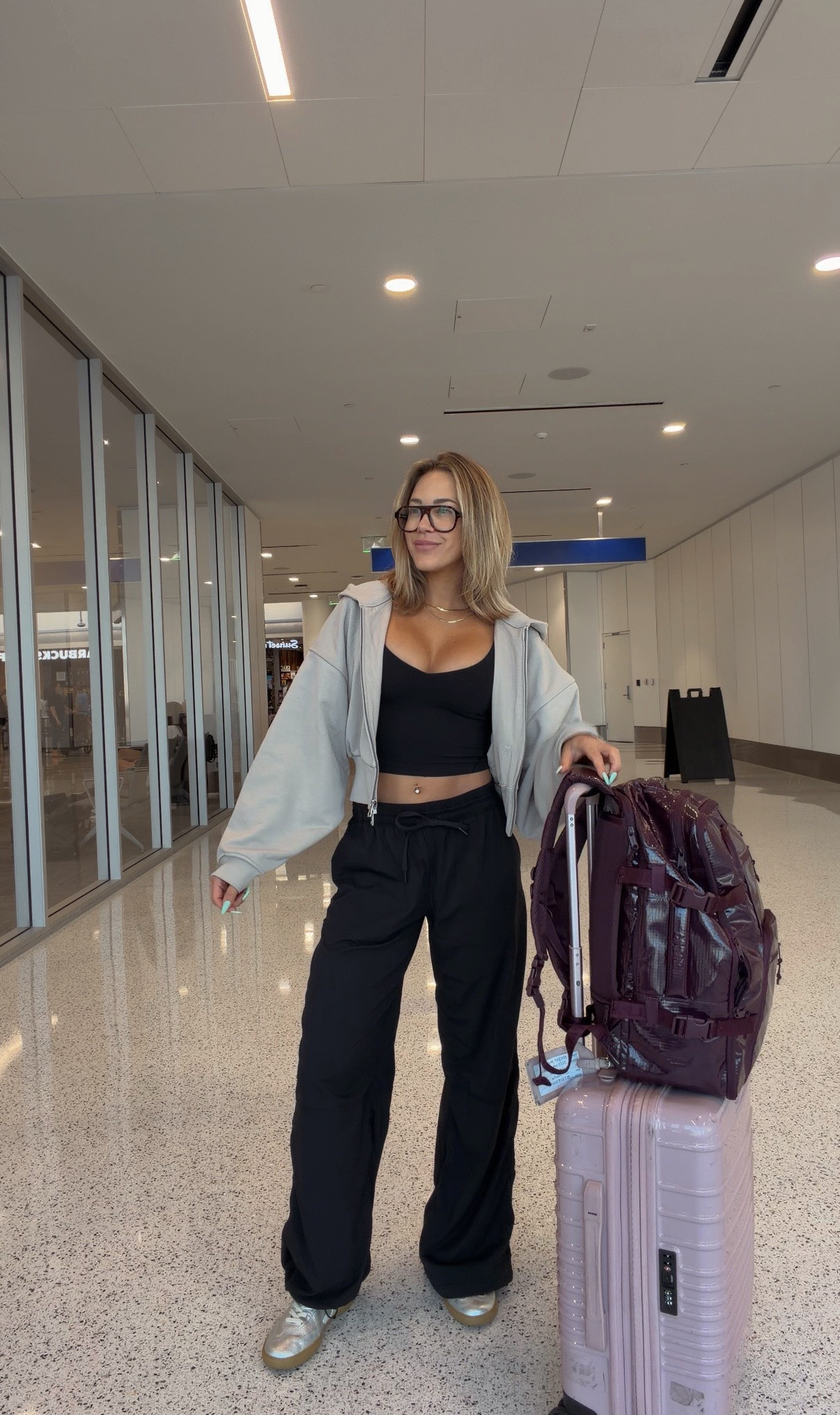Travel OOTD🔗✈️ the BEST zip up hoodie.. chic and comfy. I’m wearing a size medium for extra room!

#LTKdayinmylife #LTKootd #LTKTravel