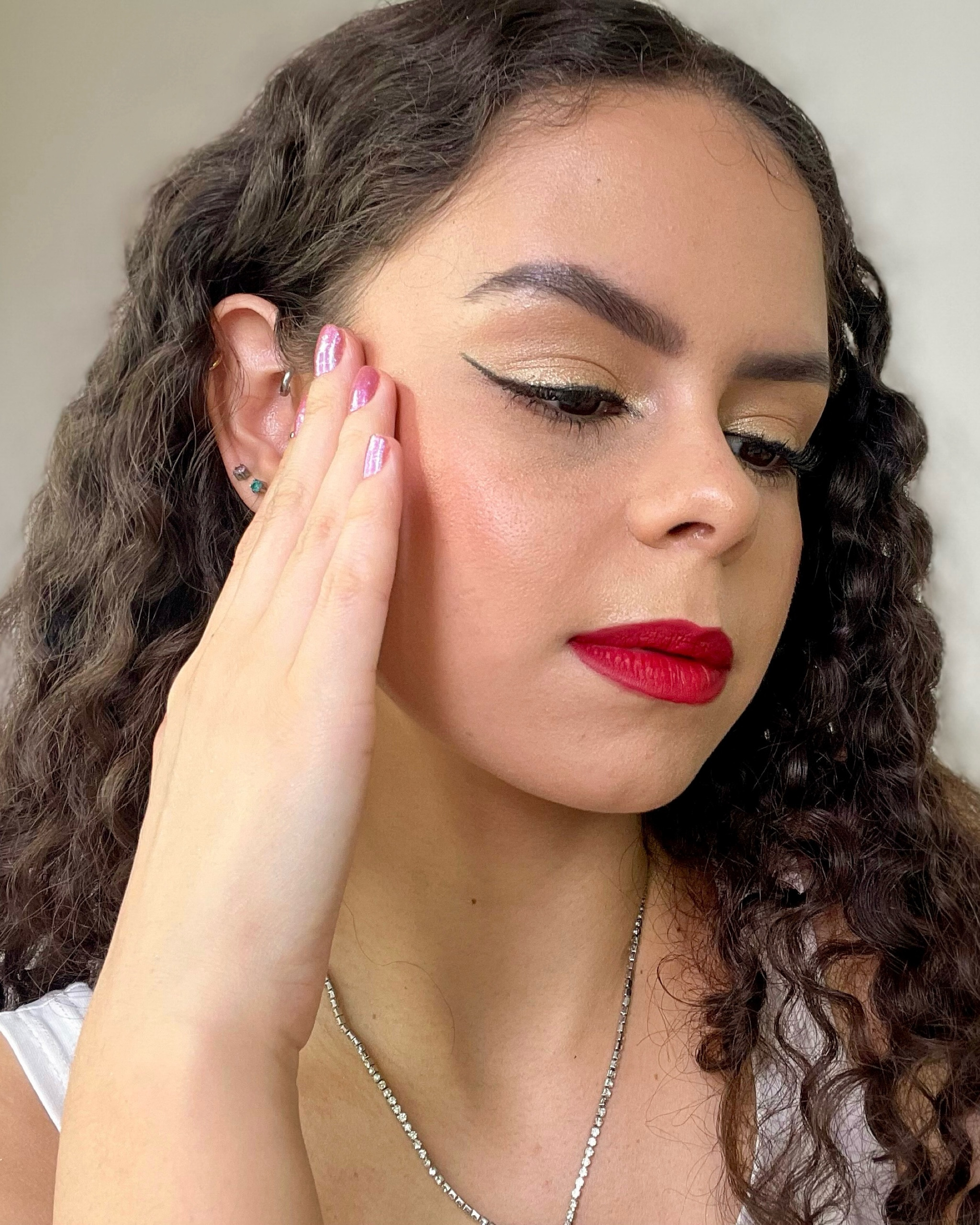 Maquiagem super fácil de fazer e bem glamurosa em tons de dourado. Essa make trouxe como inspiração para o Natal e eu me inspirei na minha árvore para fazer ela. 
#NatalLTK #LTKGift

#LTKbeauty #LTKbrasil