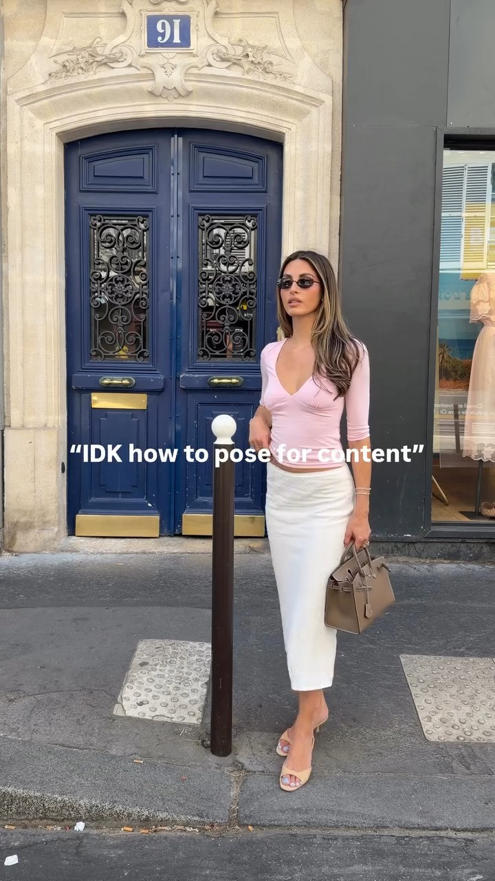 How to pose for content! #howtopose #howtoposeforphotos #contentcreatortips 

 