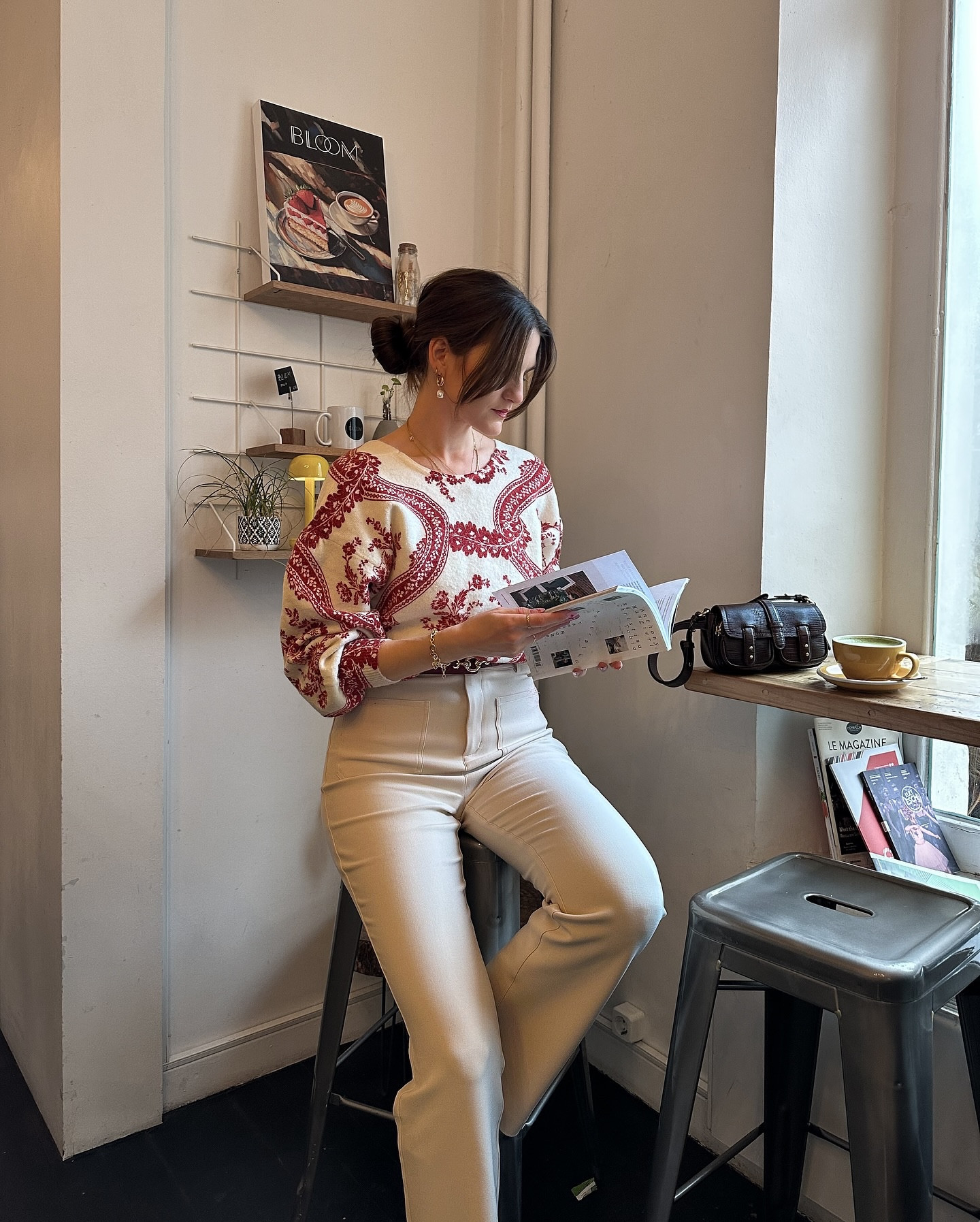 A matcha story 🍵
Pause matcha chez @bloom_luxembourg (la prochaine fois je goûte un des gâteaux 😍) 
•
•
•
•
#springoutfitideas #springoutfitinspo #effortlesslychic #everydayoutfitideas #casualchicstyle #parisianstyle #frenchgirlstyle