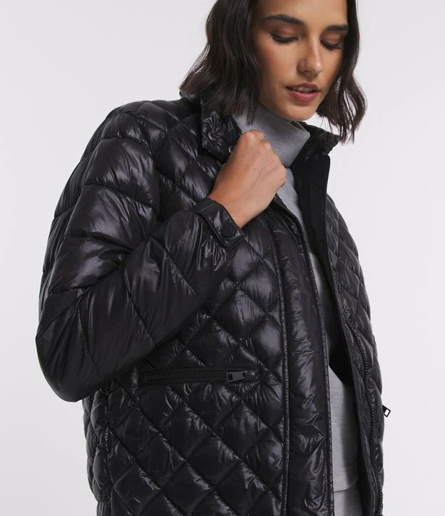 Jaqueta em Poliamida Acolchoada com Gola Alta e Textura Matelasse Preto | Renner (BR)