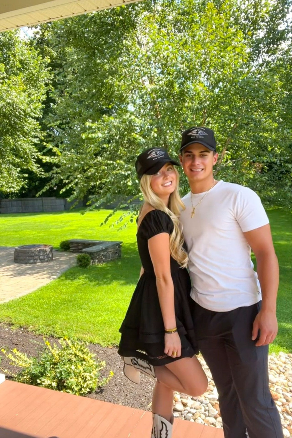 we are ready for @dierksbentley with @flagandanthemco ! 🖤 #flagandanthem #desertson #flagandanthemco #dierksbentley 
•
Code FA-CHLOE20