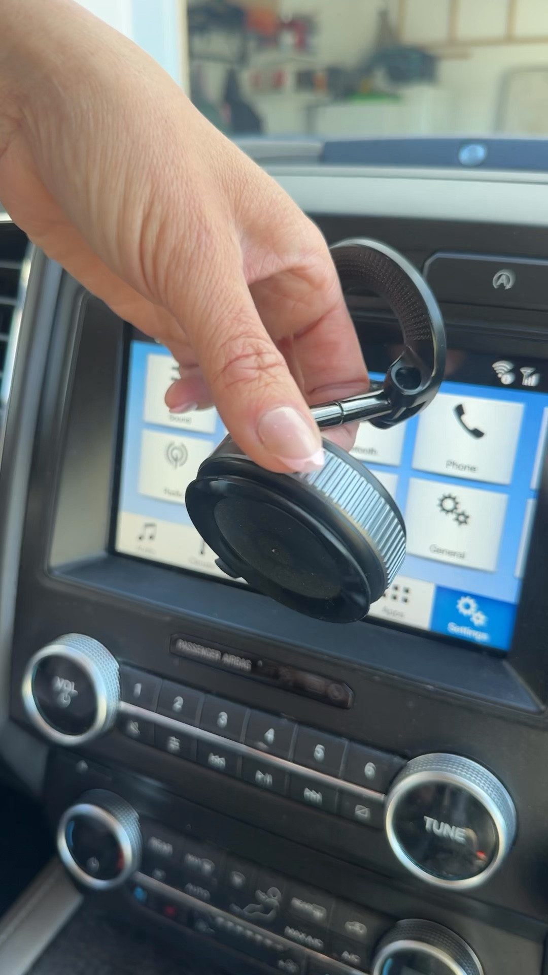 Strong grip, no shaking — perfect for daily drives. 🚗📱