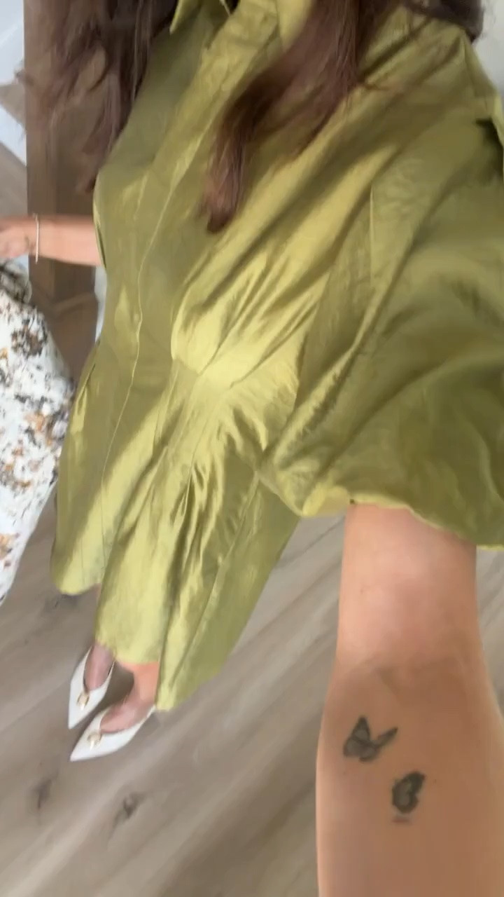 This Tuckernuck dress is such a statement for fall! 💚 The gorgeous olive green, relaxed shirt dress silhouette, and subtle sheen make it feel so elevated. I love it paired with white pointed heels for a dinner out, special event, or fall gathering.
Tuckernuck dress, olive green dress, green shirt dress, fall dress, Tuckernuck fashion, fall event outfit, button front dress, elevated fall style, dinner outfit, fall fashion, women over 40 style, annabrstyle
