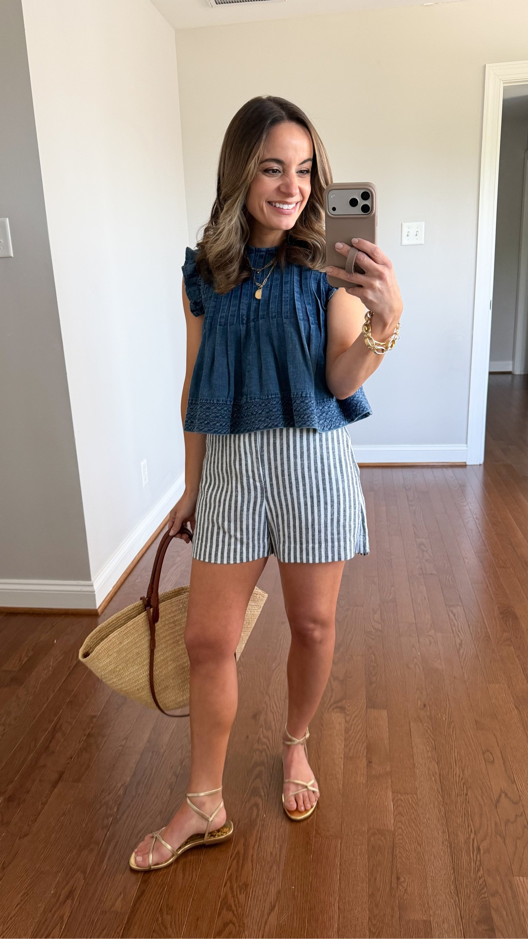 Another great pair of structured linen shorts. (These are a blend). 

They’re true to size, I’m wearing xxs 

Shorts: xxs 
Top: xxs 
Shoes: true to size