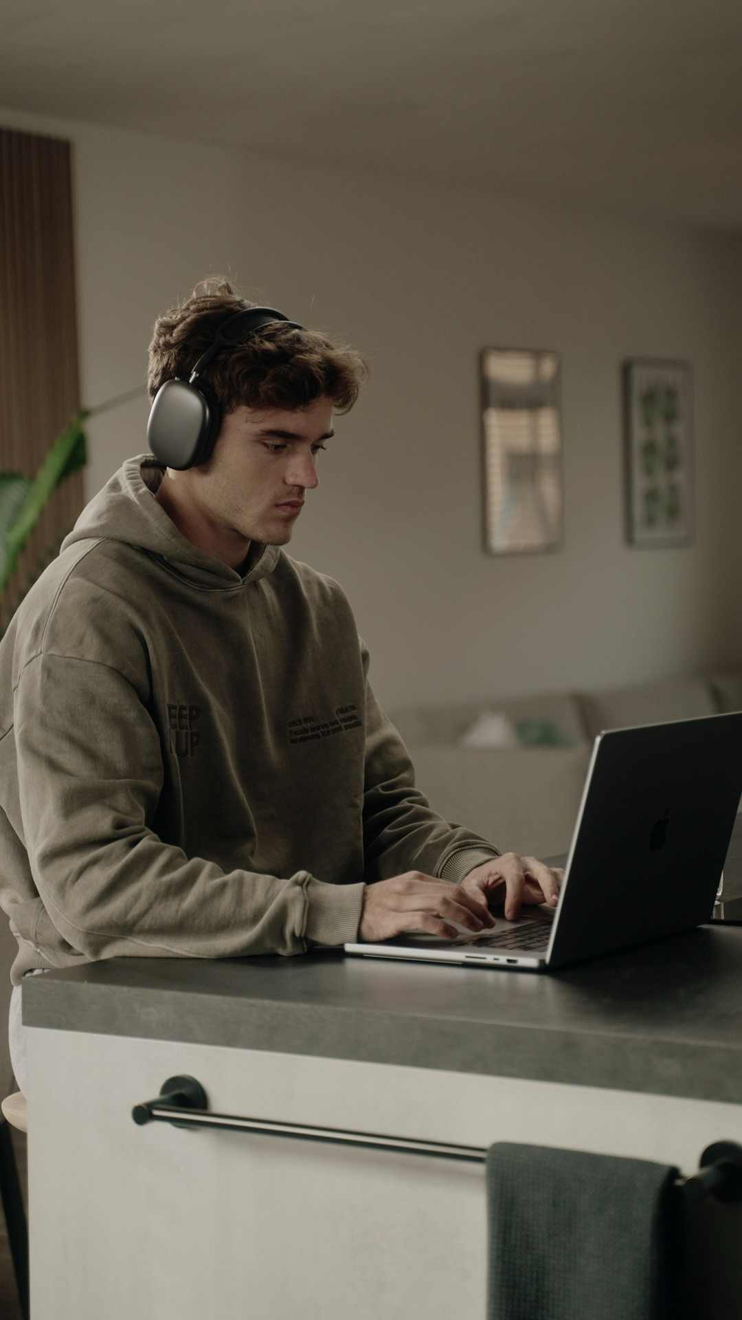 Wearing a hoodie size L 

I’m 1.86m/6’1ft and weigh 90kg/200lbs