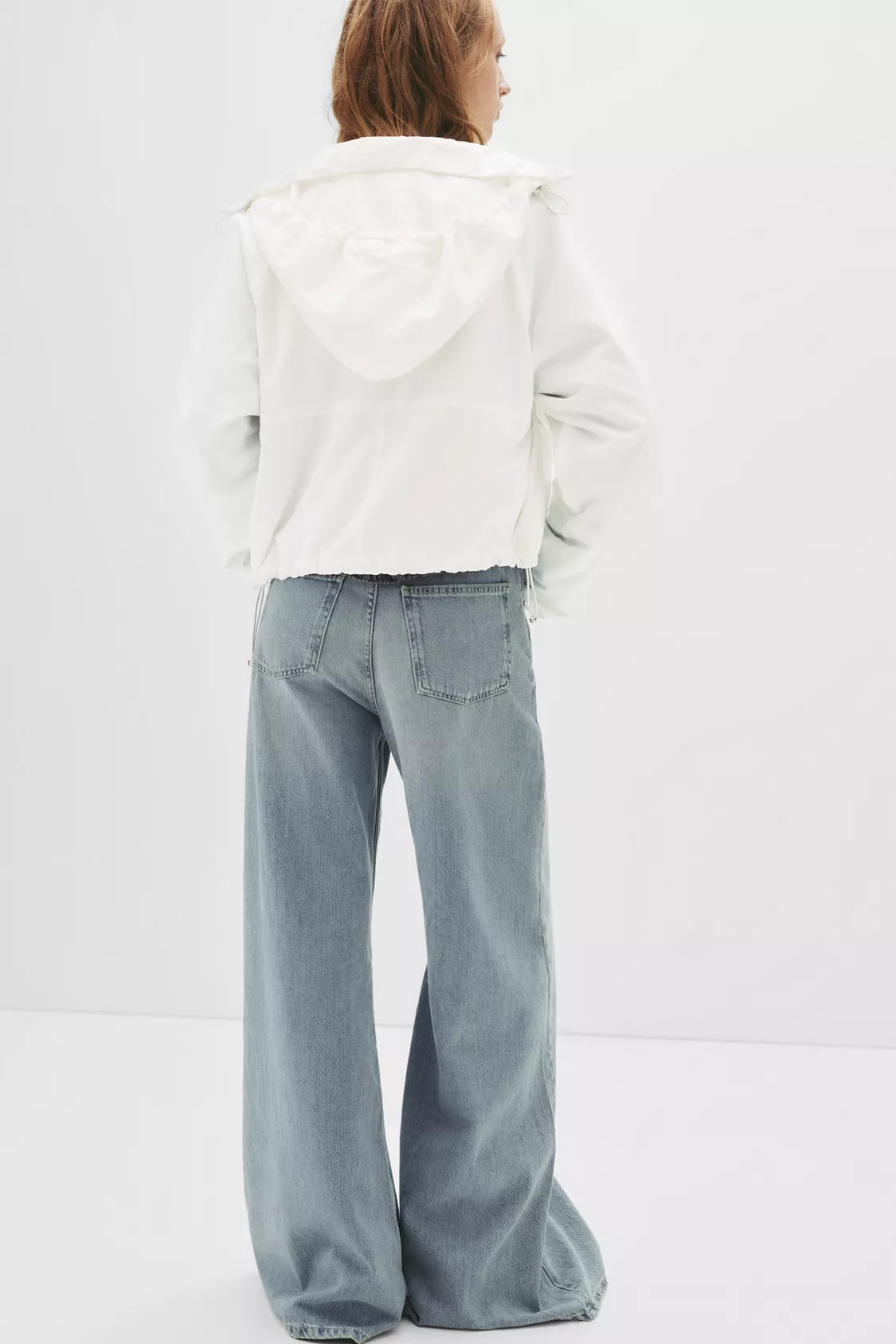 Kurze, leichte Jacke mit Kapuze | PULL and BEAR DE