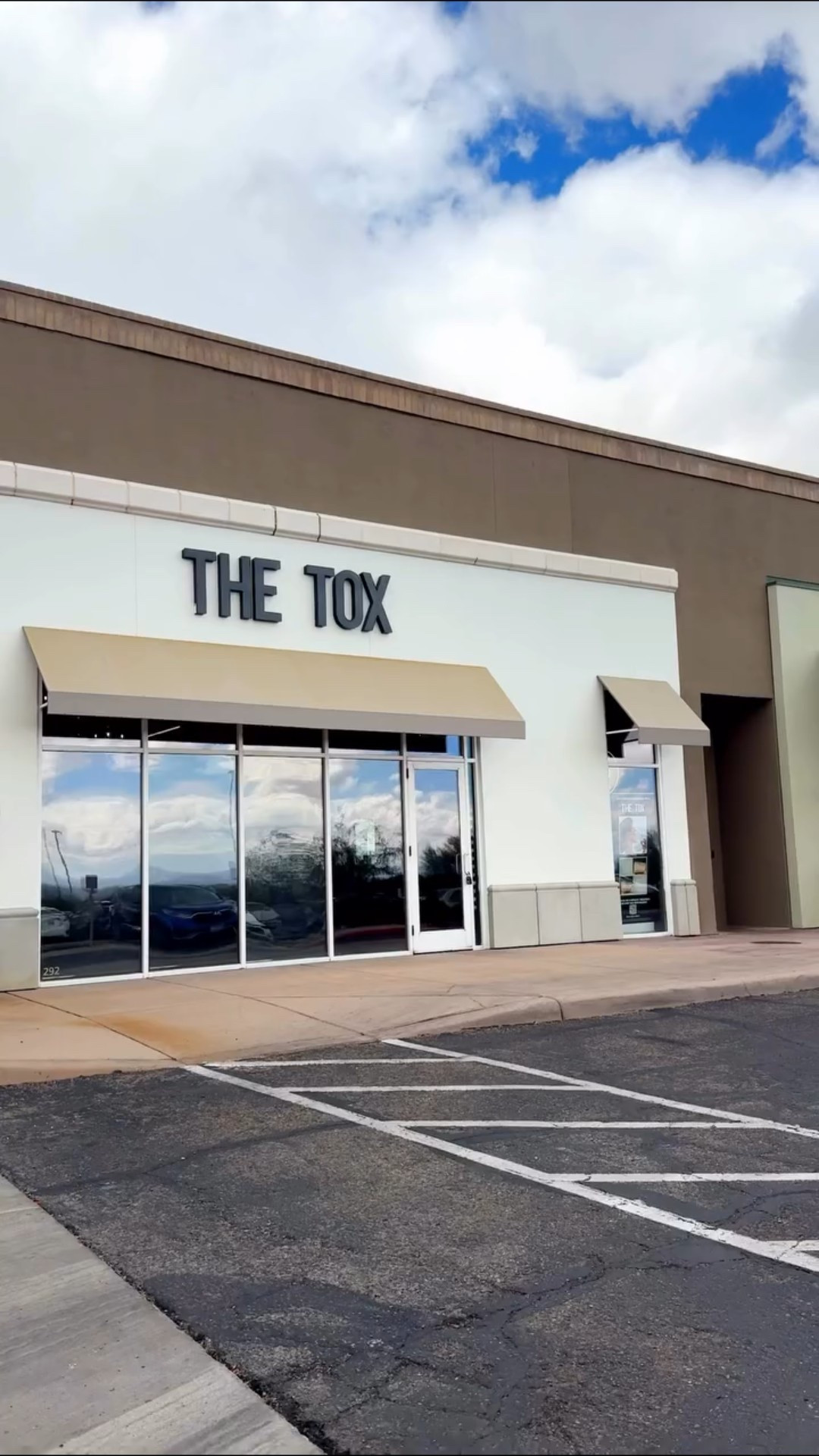 If you have trouble with bloating and you want your body more contoured than @thetoxtucson is the place for you! 

I visited The Tucson at La Encantada mall and I was blown away! The interior and the attention to detail was spot on! 
My therapist was so awesome! She talked me through the process and was very personable. You could tell she wasn’t just going through the motions and trying to get me out of there. She took her time and debloated/contorted the hell out of my body! 
This isn’t just a “massage” so don’t go into it thinking that. They will apply pressure and focus on the areas necessary to ensure the lymphatic drainage occurs and your body is contoured! 

I highly recommend this treatment to anyone and they offer facials as well. Make sure to check them out for their grand opening on February 28th from 4-8!

#thetoxtucson #laencantada #tucsonmassage