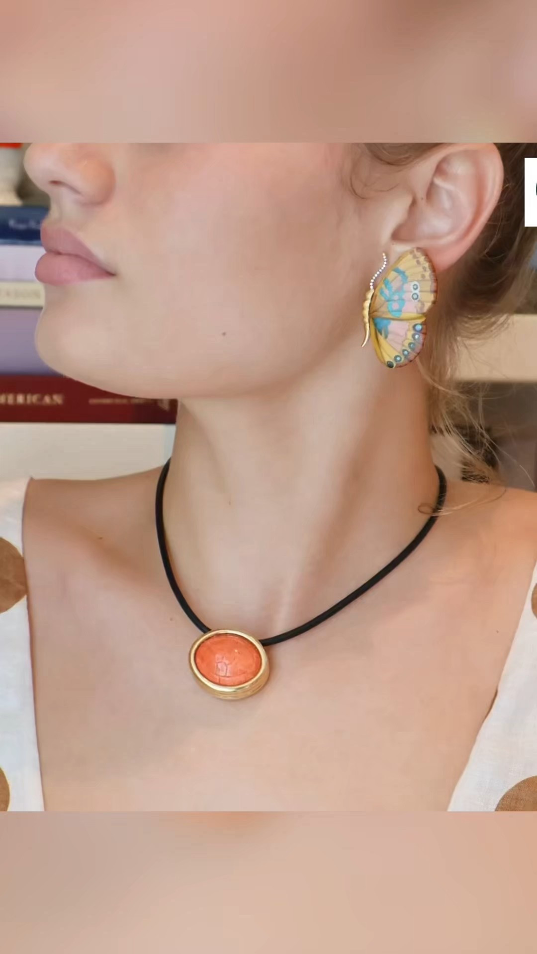 Handcrafted with Silvia Furmanovich’s signature marquetry technique, the Small Butterfly Earrings pair natural wood with iridescent abalone to create a piece that feels alive with color and movement. A true work of Latin American artistry — delicate, feminine, and undeniably luxurious.
Curated by Jet Set LatAM.
