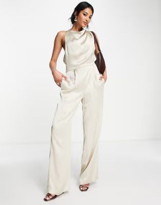 Pretty Lavish – Jumpsuit in Taupe mit Wasserfallausschnitt und asymmetrischer Rückenpartie | ASOS (Global)