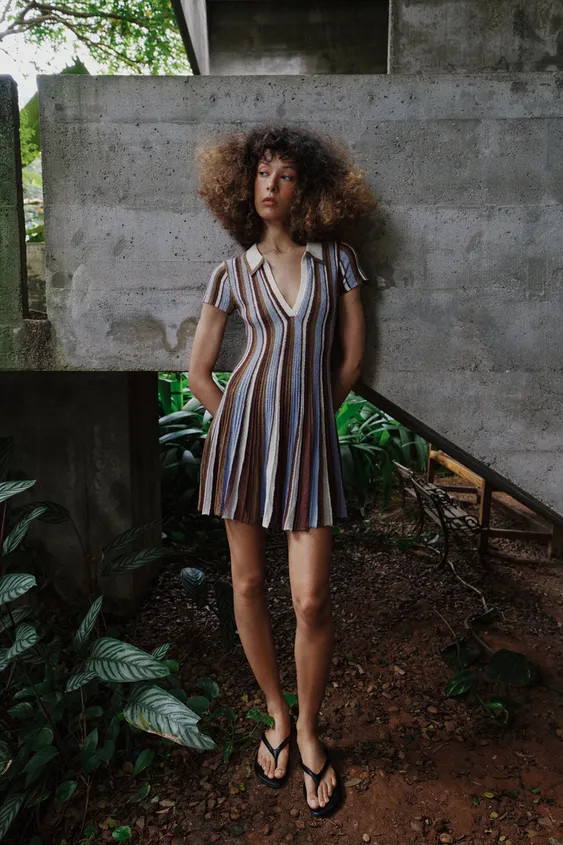 Short dress in a rustic fabric. Polo collar and V-neckline with short sleeves. Flared hem. | Zara Canada