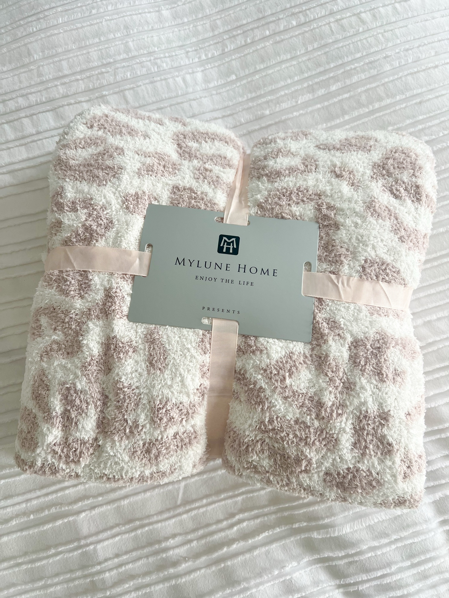 The coziest Amazon blanket - feels just like barefoot dreams but under $40!


Gifts for her, Amazon finds, Amazon gifts, leopard blanket, barefoot dreams blanket, gifts under $50

#LTKGiftGuide #LTKHome #LTKFindsUnder50