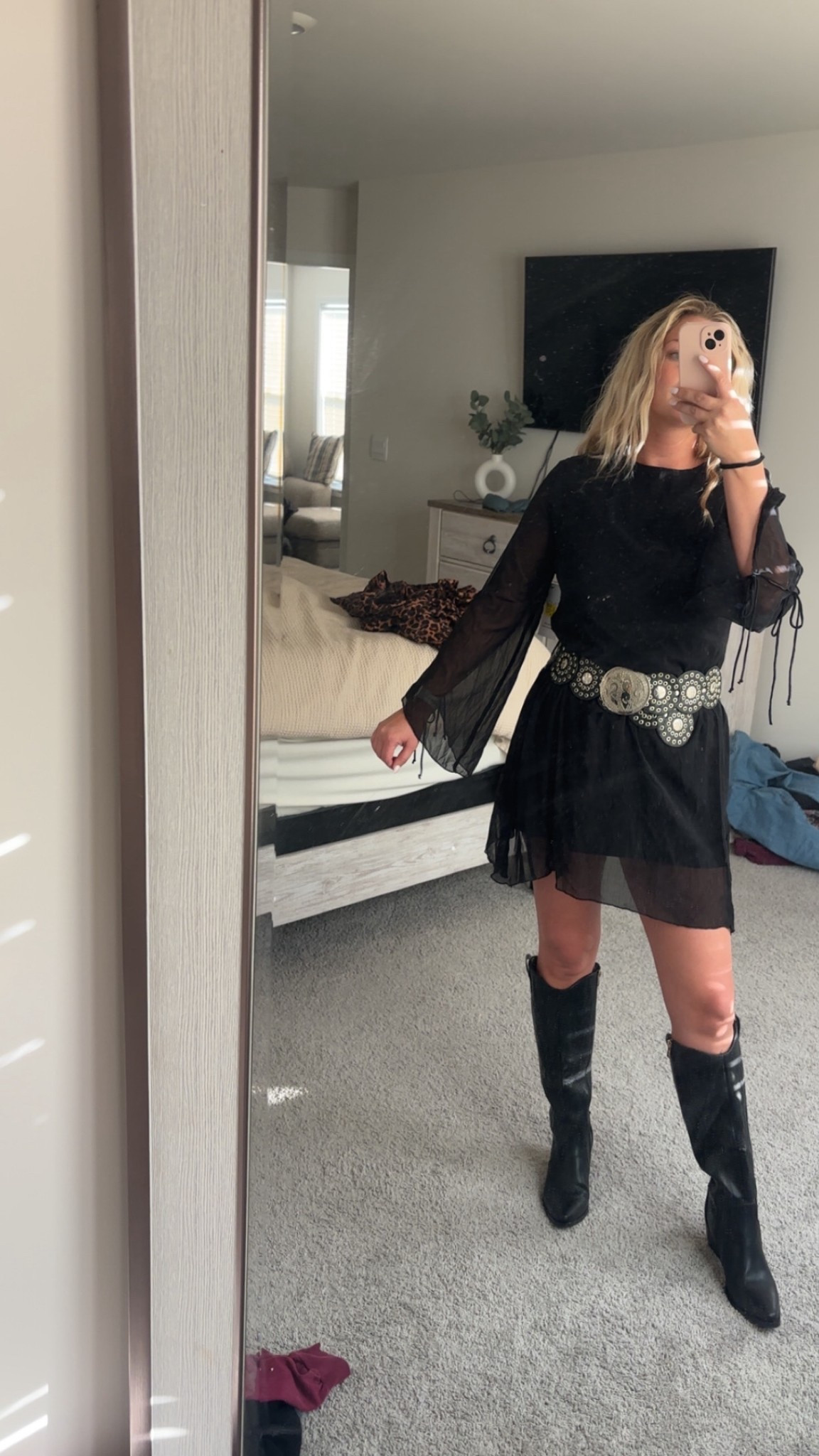 Such a cute dress!! I paired it with my cowgirl boots and my moms vintage belt 🤠